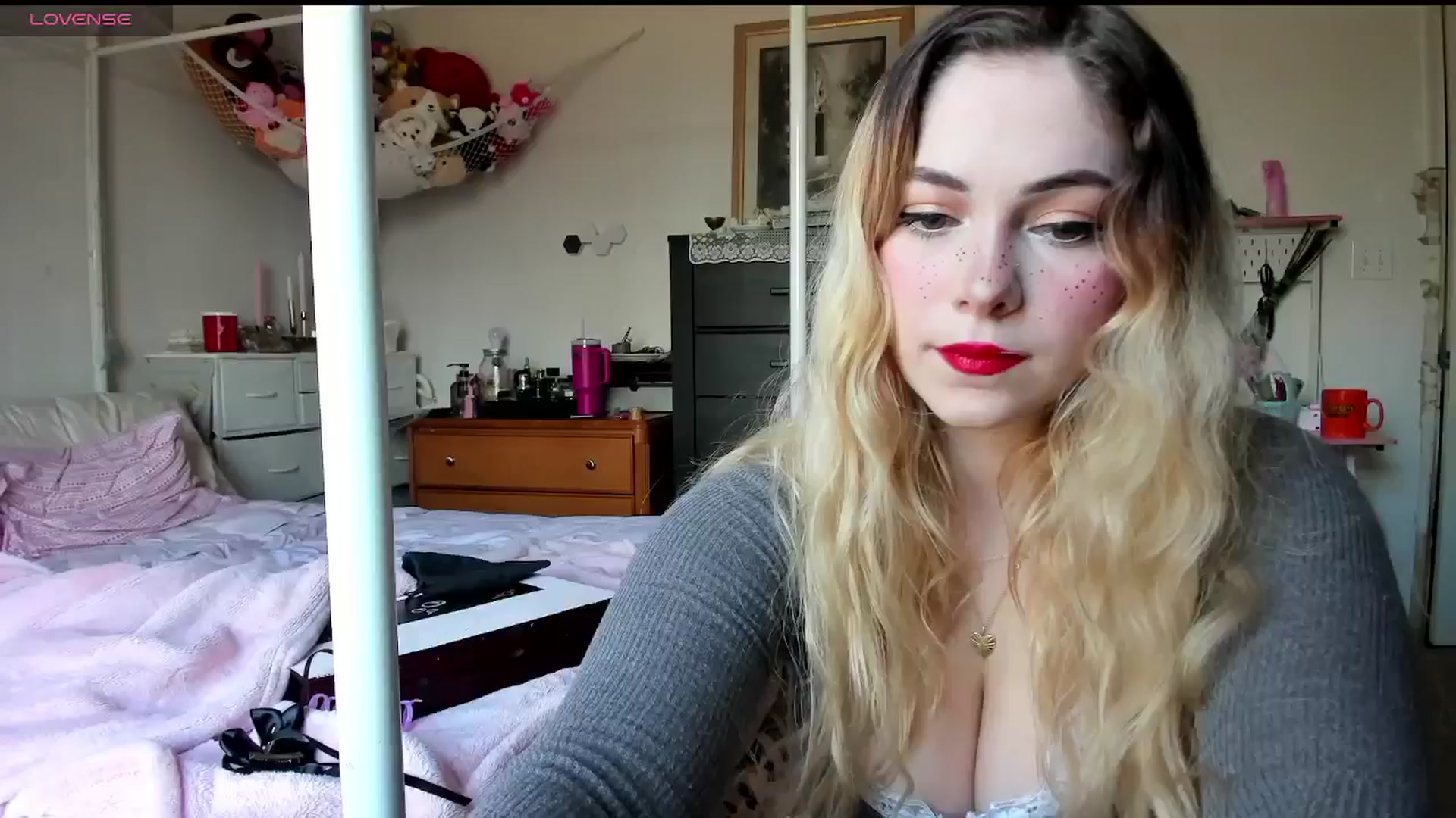 Gallery image thumbnail from lolypopbubble's myfreecams stream on, 02/25/2025, 19:51 image 4 of 20