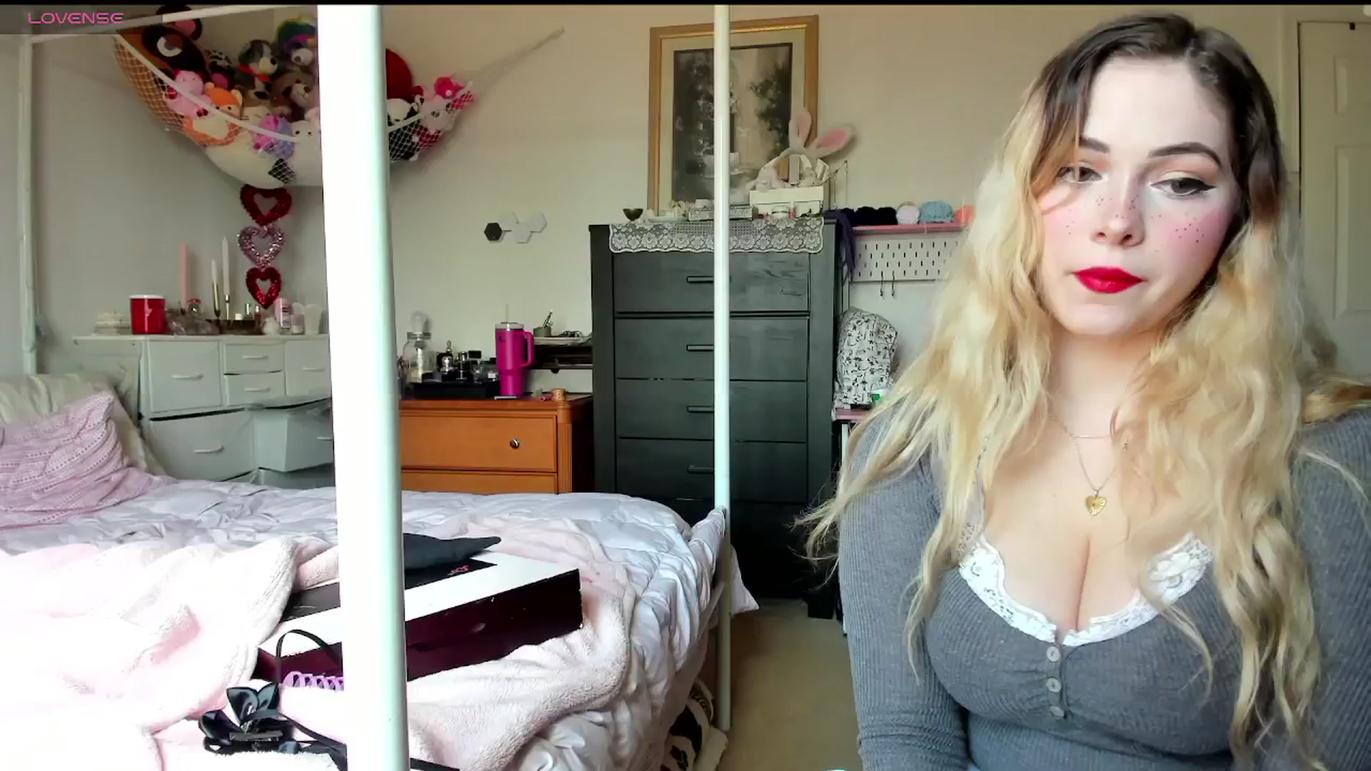 Gallery image thumbnail from lolypopbubble's myfreecams stream on, 02/25/2025, 19:51 image 9 of 20