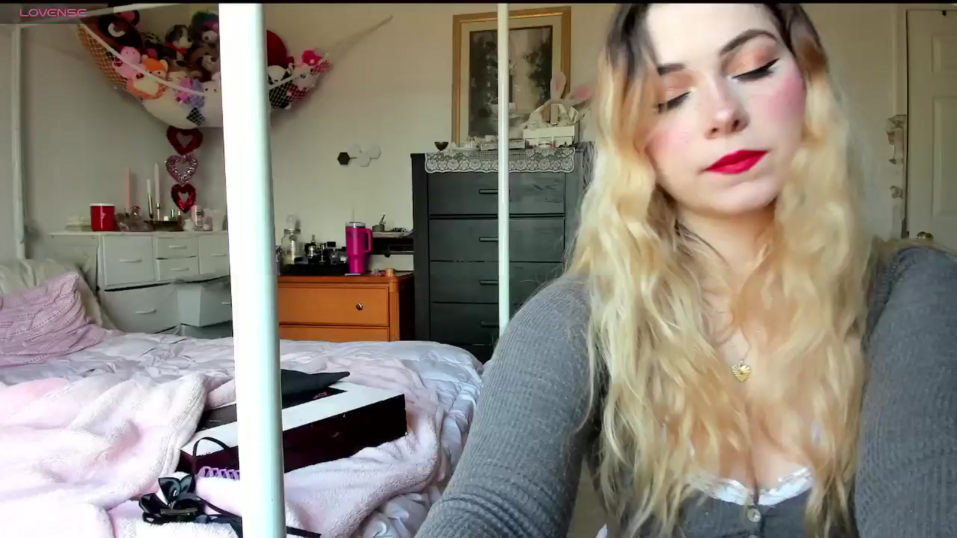 Gallery image thumbnail from lolypopbubble's myfreecams stream on, 02/25/2025, 19:51 image 10 of 20