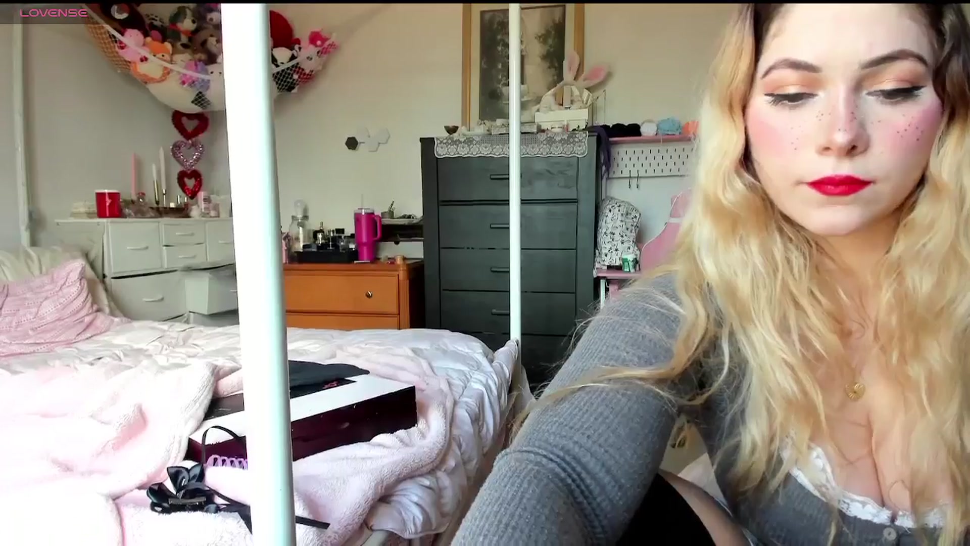 Gallery image thumbnail from lolypopbubble's myfreecams stream on, 02/25/2025, 19:51 image 15 of 20