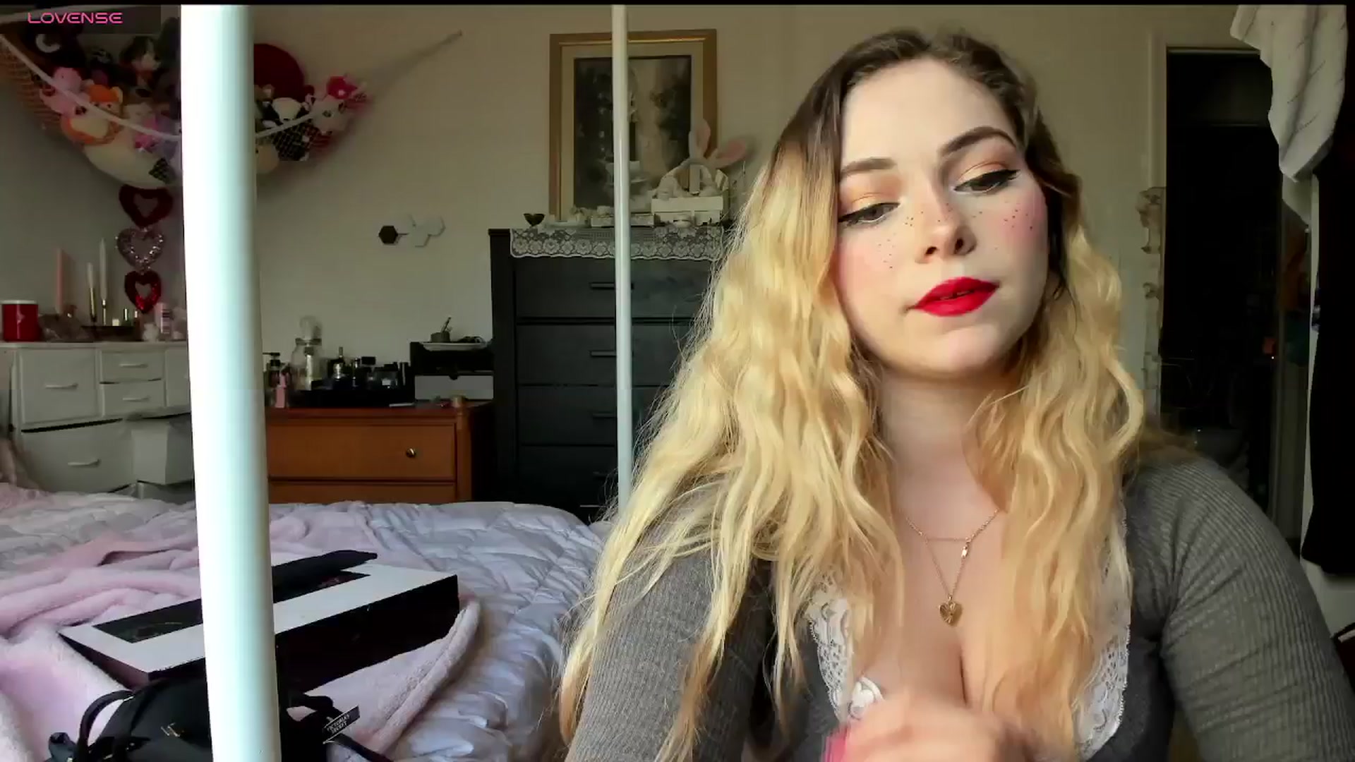 Gallery image thumbnail from lolypopbubble's myfreecams stream on, 02/25/2025, 20:52 image 4 of 20