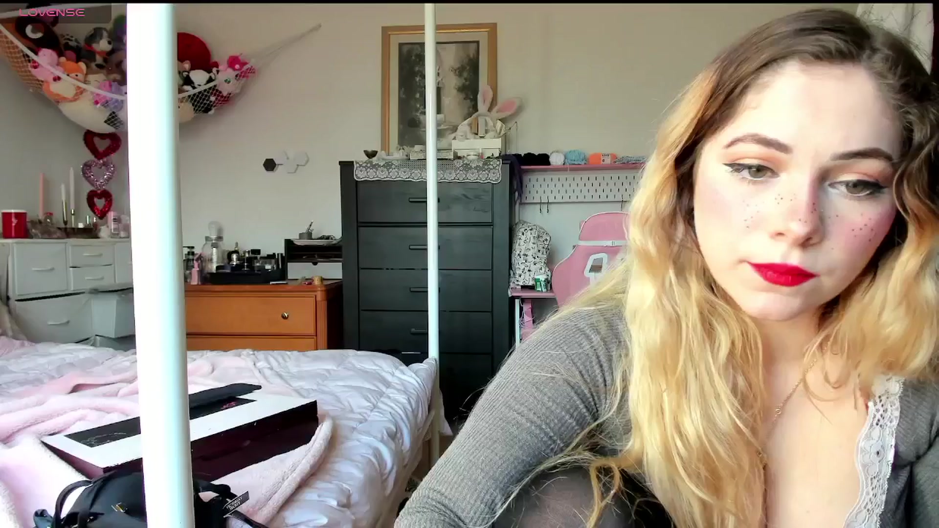 Gallery image thumbnail from lolypopbubble's myfreecams stream on, 02/25/2025, 20:52 image 10 of 20