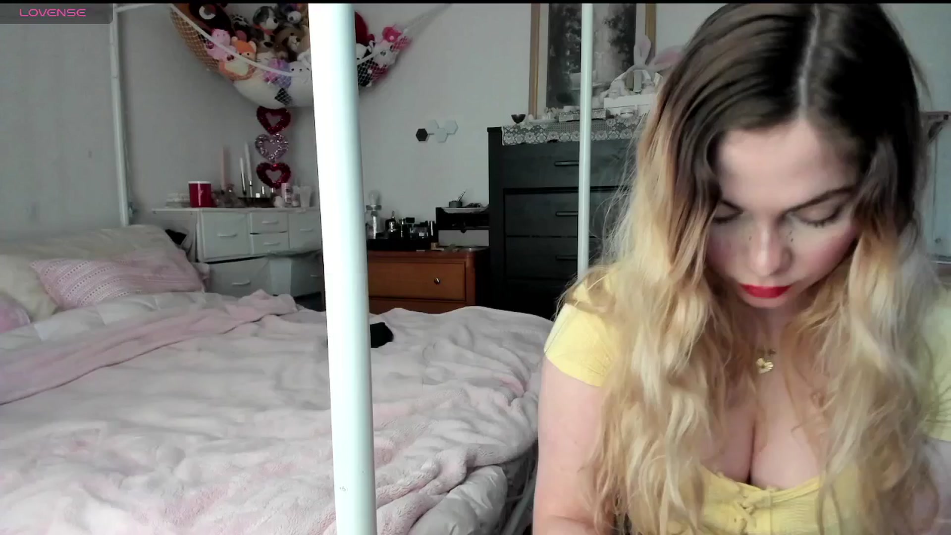 Gallery image thumbnail from lolypopbubble's myfreecams stream on, 02/27/2025, 19:53 image 13 of 20