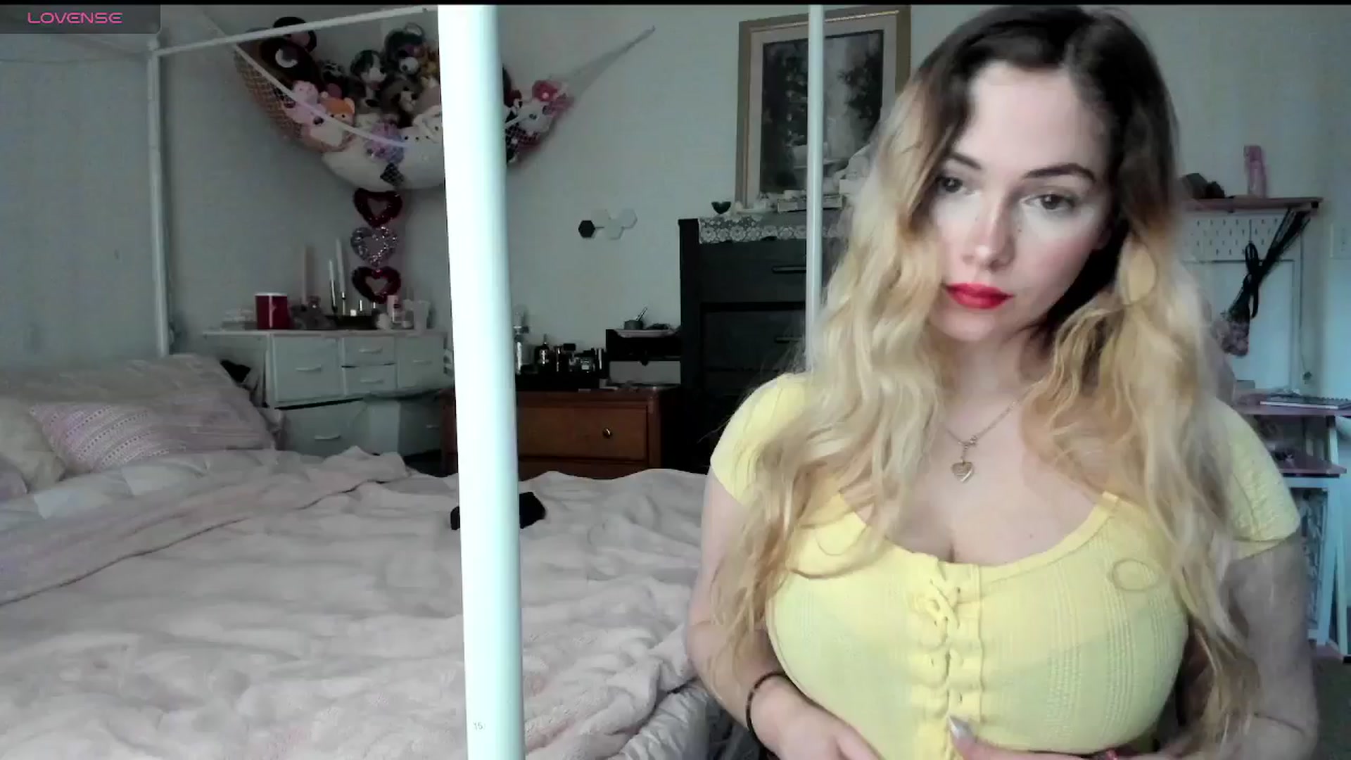 Gallery image thumbnail from lolypopbubble's myfreecams stream on, 02/27/2025, 20:18 image 17 of 20