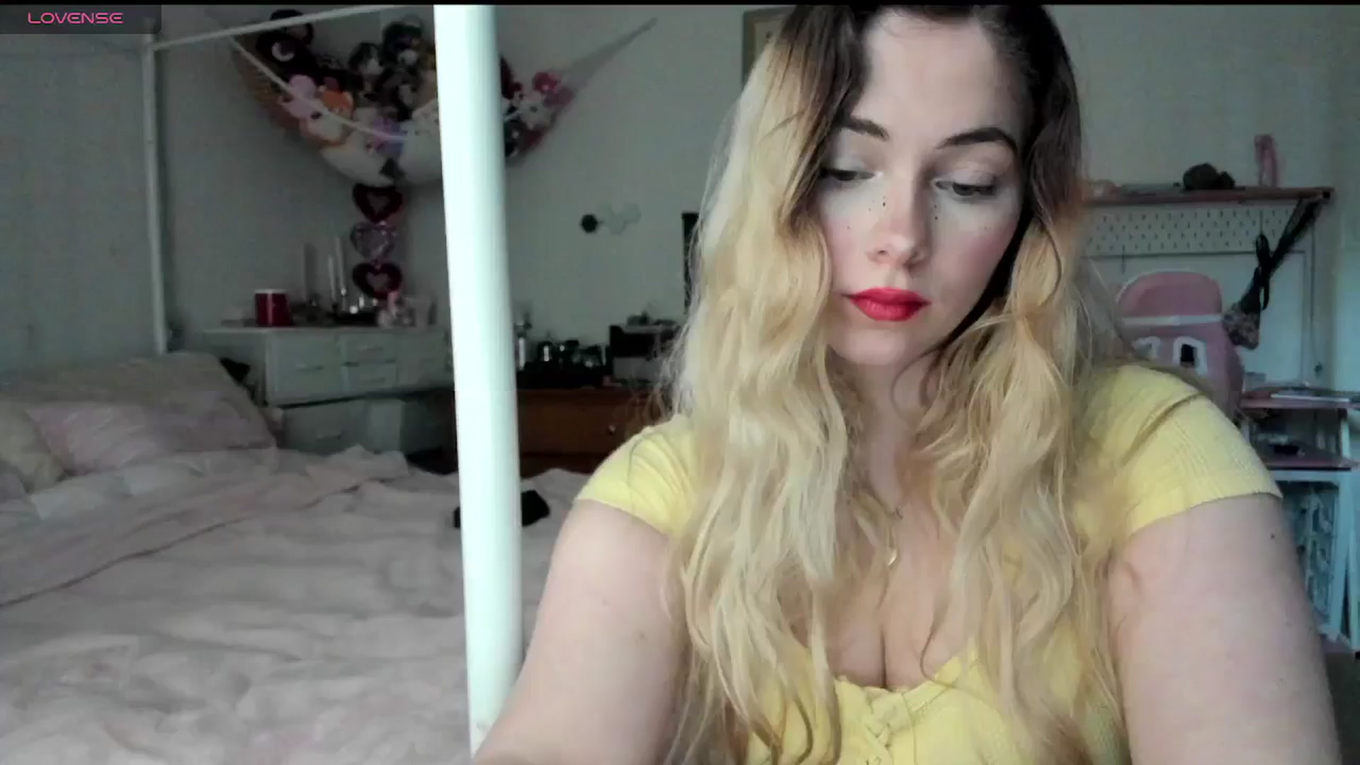 Gallery image thumbnail from lolypopbubble's myfreecams stream on, 02/27/2025, 20:18 image 15 of 20
