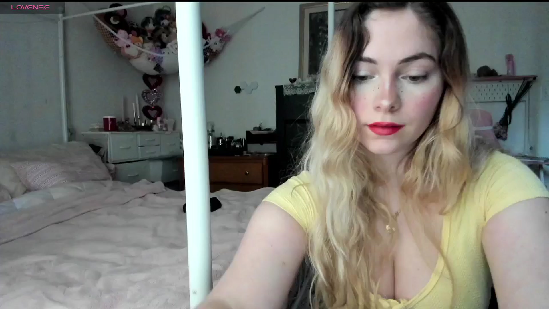 Gallery image thumbnail from lolypopbubble's myfreecams stream on, 02/27/2025, 20:18 image 19 of 20