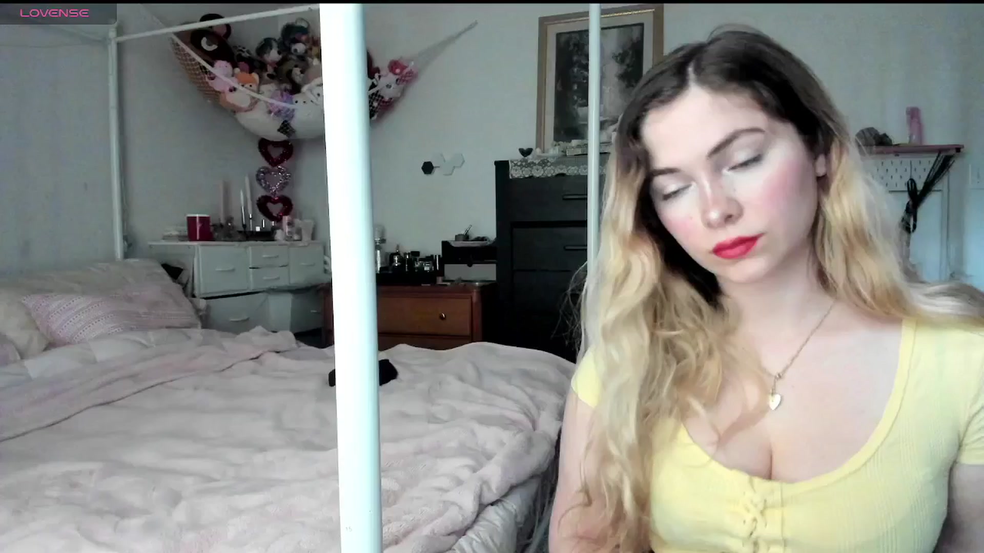 Gallery image thumbnail from lolypopbubble's myfreecams stream on, 02/27/2025, 20:18 image 3 of 20