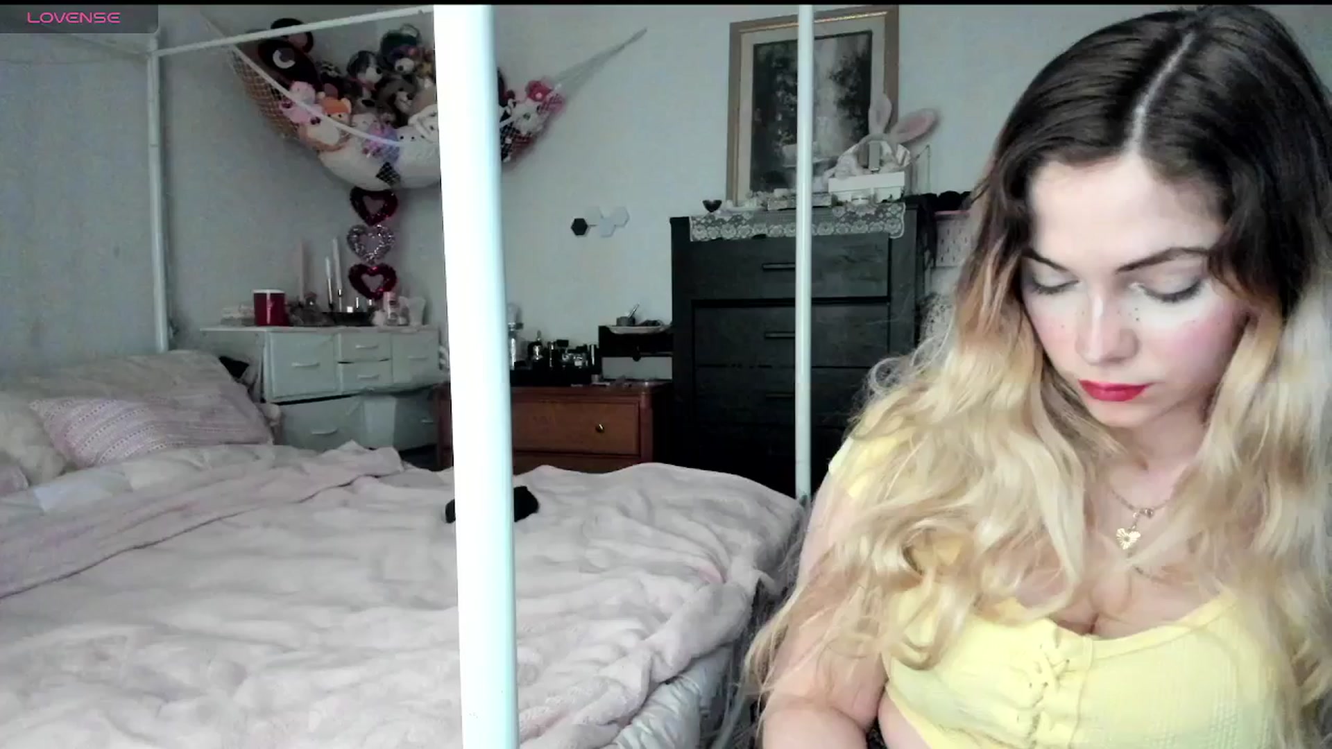 Gallery image thumbnail from lolypopbubble's myfreecams stream on, 02/27/2025, 20:18 image 6 of 20
