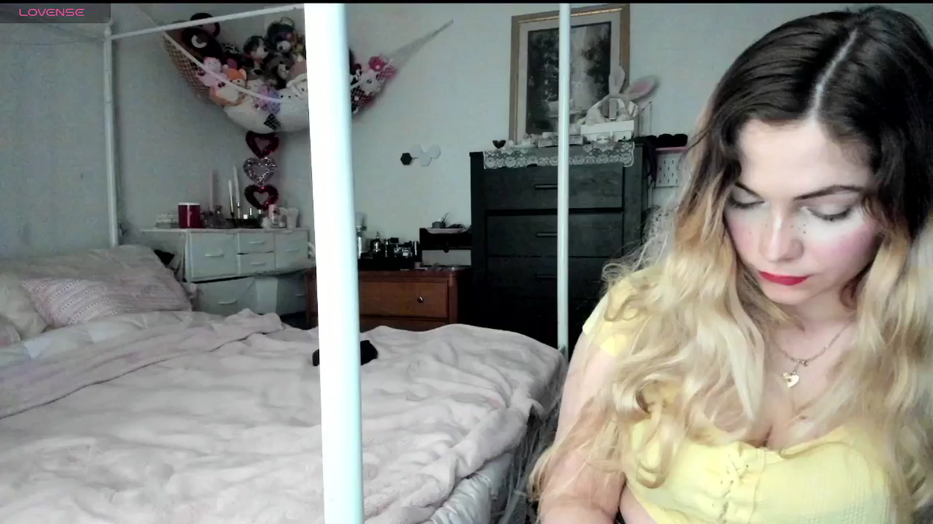 Gallery image thumbnail from lolypopbubble's myfreecams stream on, 02/27/2025, 20:18 image 7 of 20