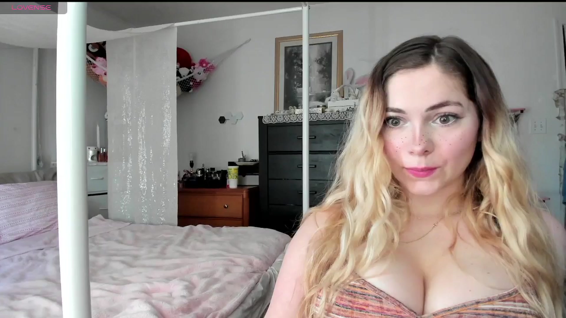 Gallery image thumbnail from lolypopbubble's myfreecams stream on, 03/03/2025, 21:31 image 6 of 20