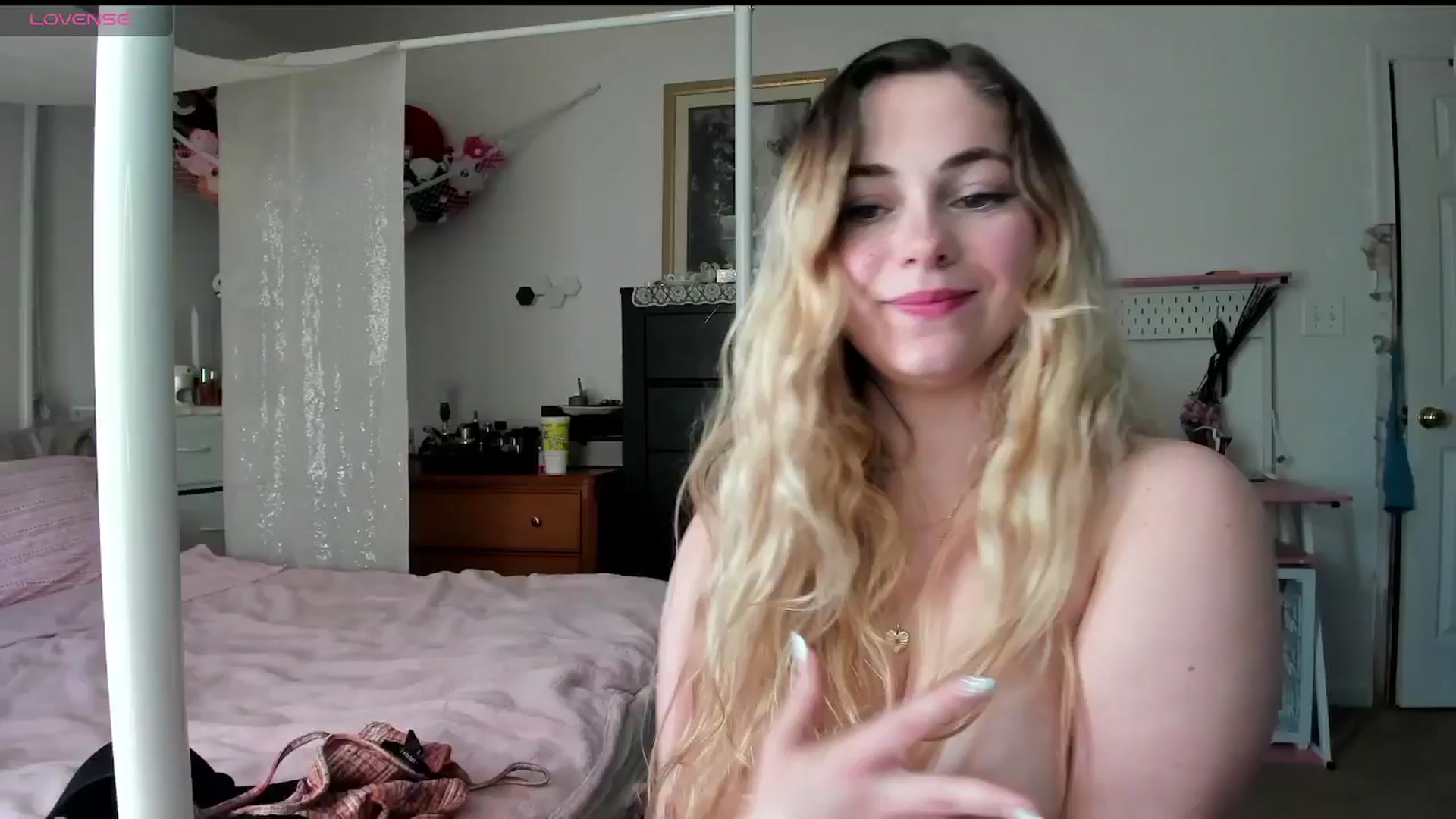 Gallery image thumbnail from lolypopbubble's myfreecams stream on, 03/03/2025, 21:31 image 20 of 20