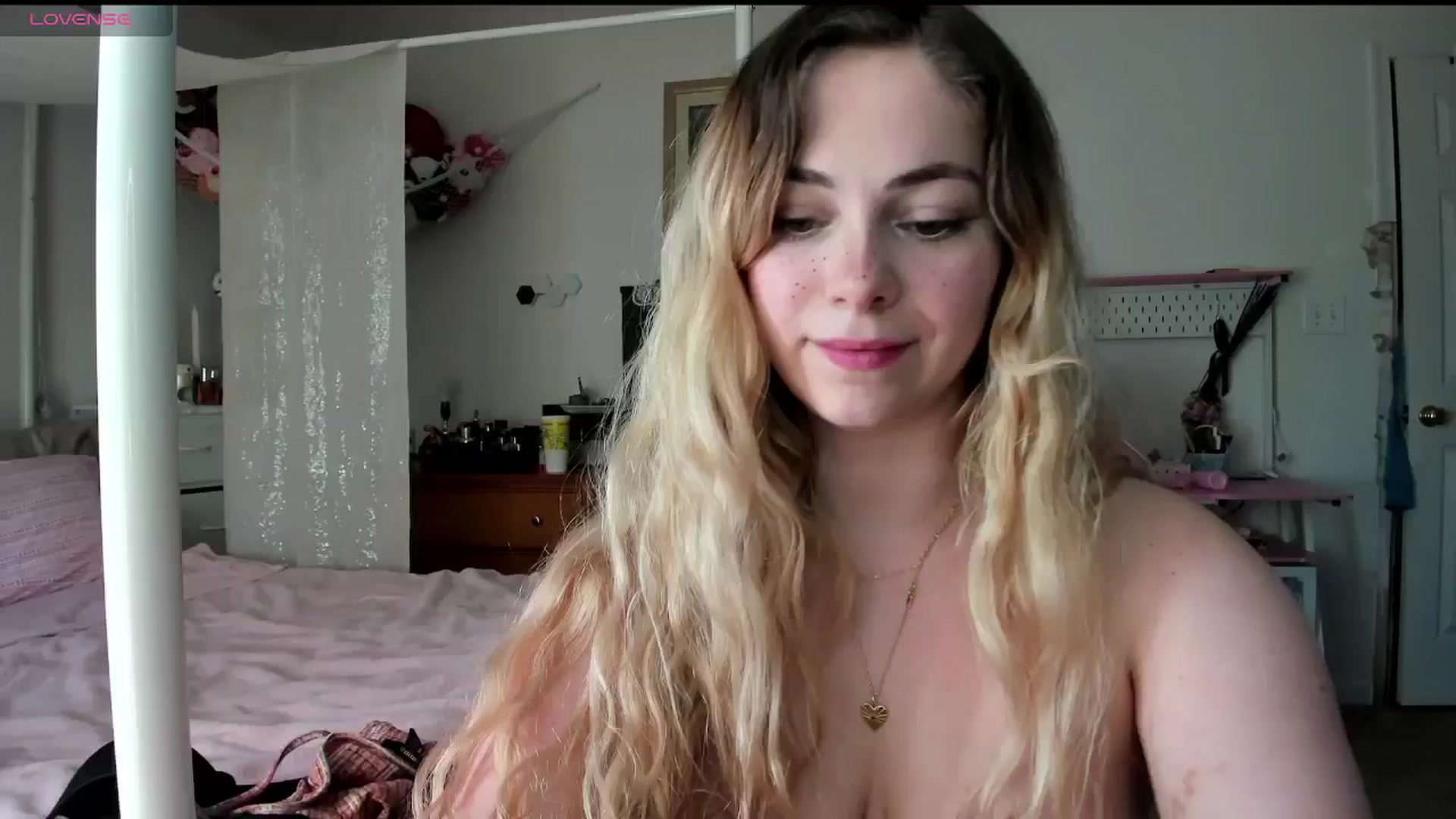 Gallery image thumbnail from lolypopbubble's myfreecams stream on, 03/03/2025, 21:31 image 19 of 20