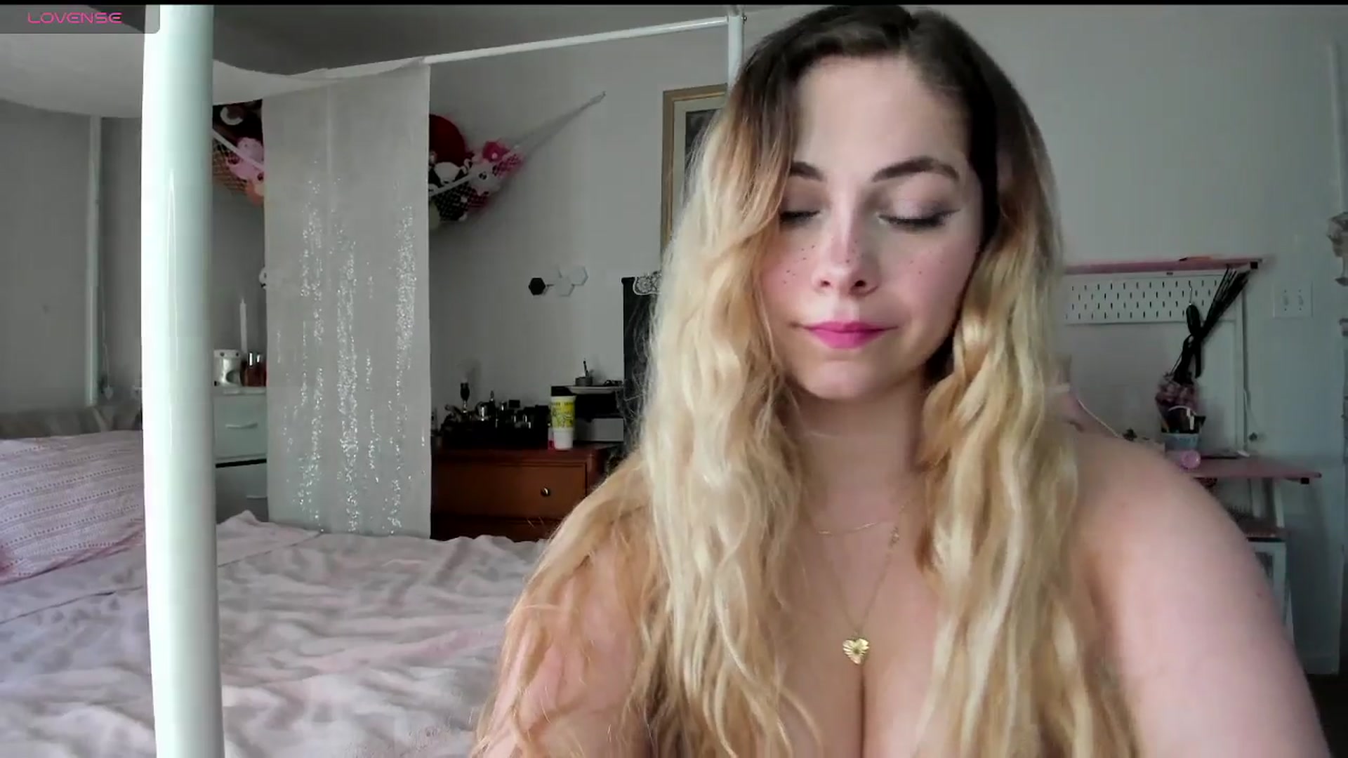 Gallery image thumbnail from lolypopbubble's myfreecams stream on, 03/03/2025, 21:31 image 3 of 20