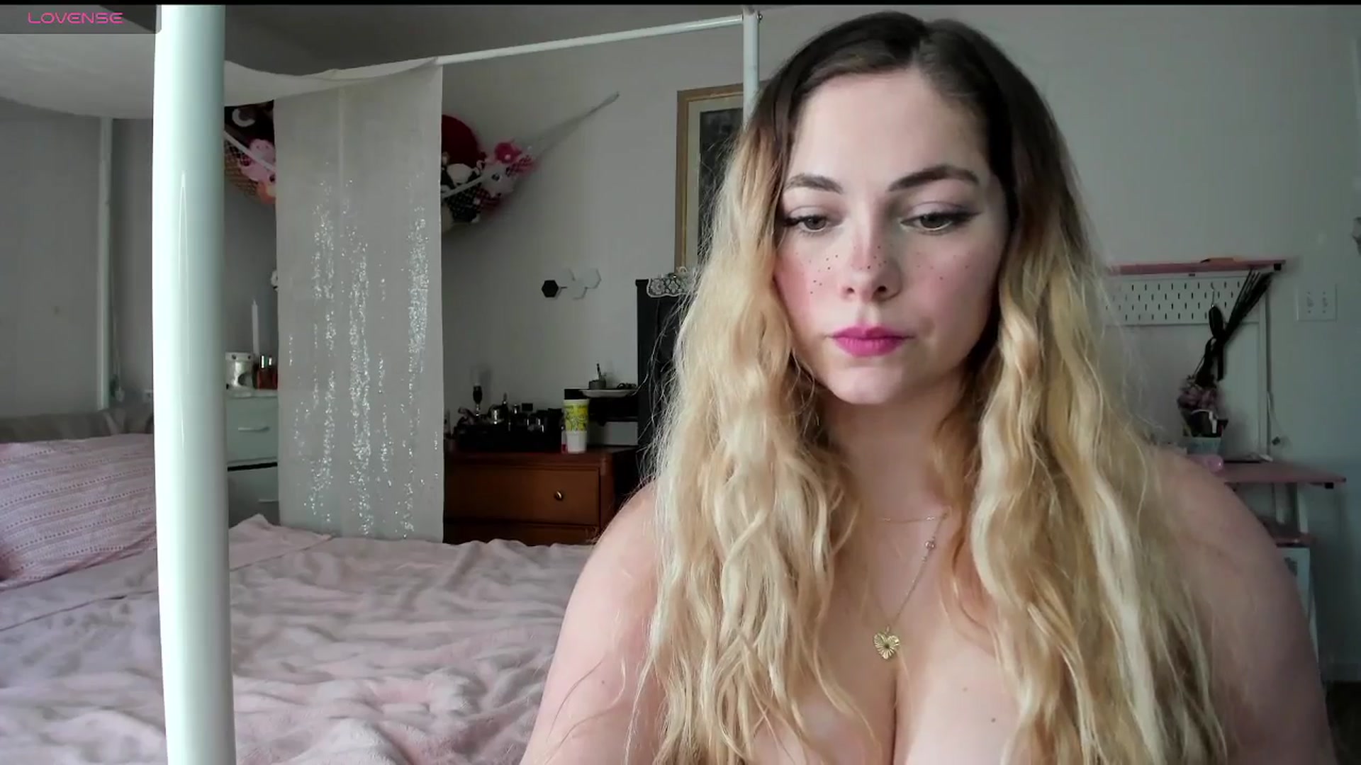 Gallery image thumbnail from lolypopbubble's myfreecams stream on, 03/03/2025, 21:31 image 5 of 20