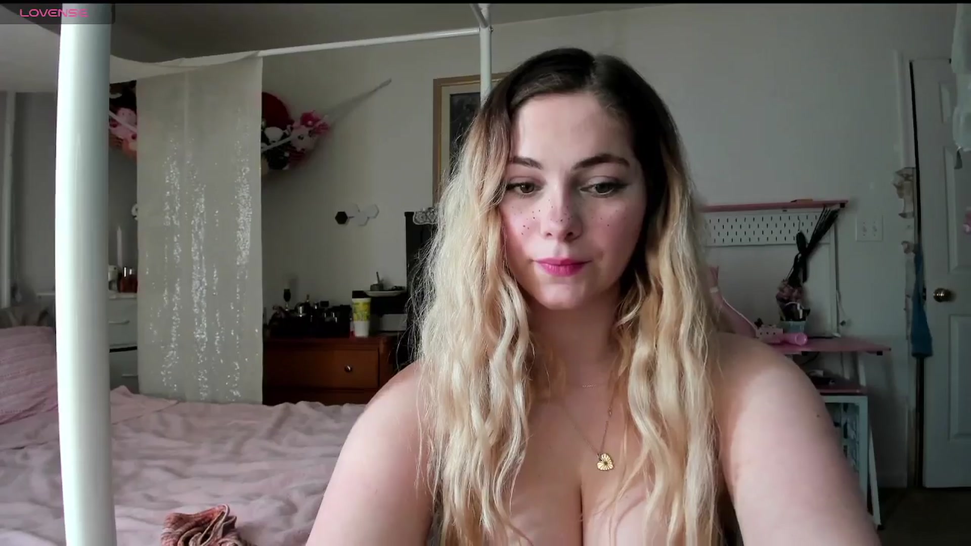Gallery image thumbnail from lolypopbubble's myfreecams stream on, 03/03/2025, 21:31 image 12 of 20
