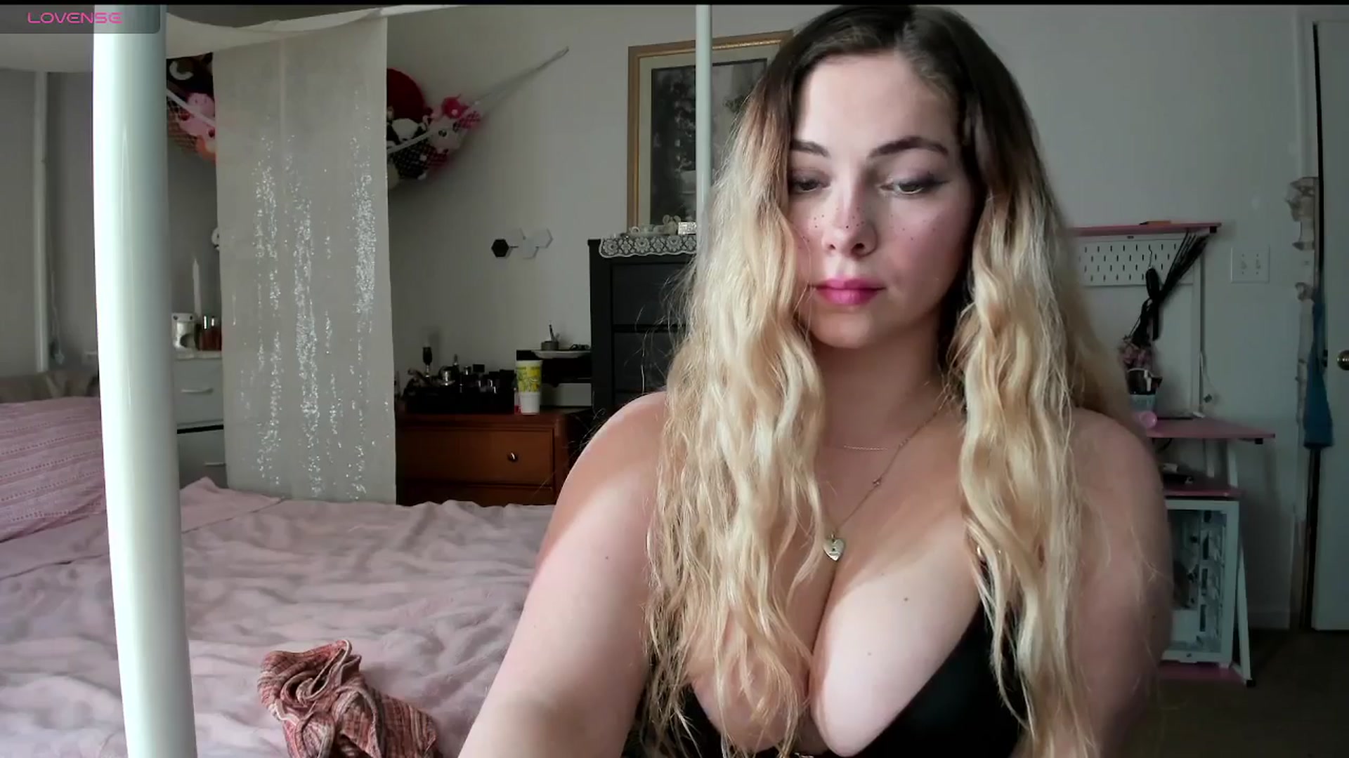 Gallery image thumbnail from lolypopbubble's myfreecams stream on, 03/03/2025, 21:31 image 11 of 20