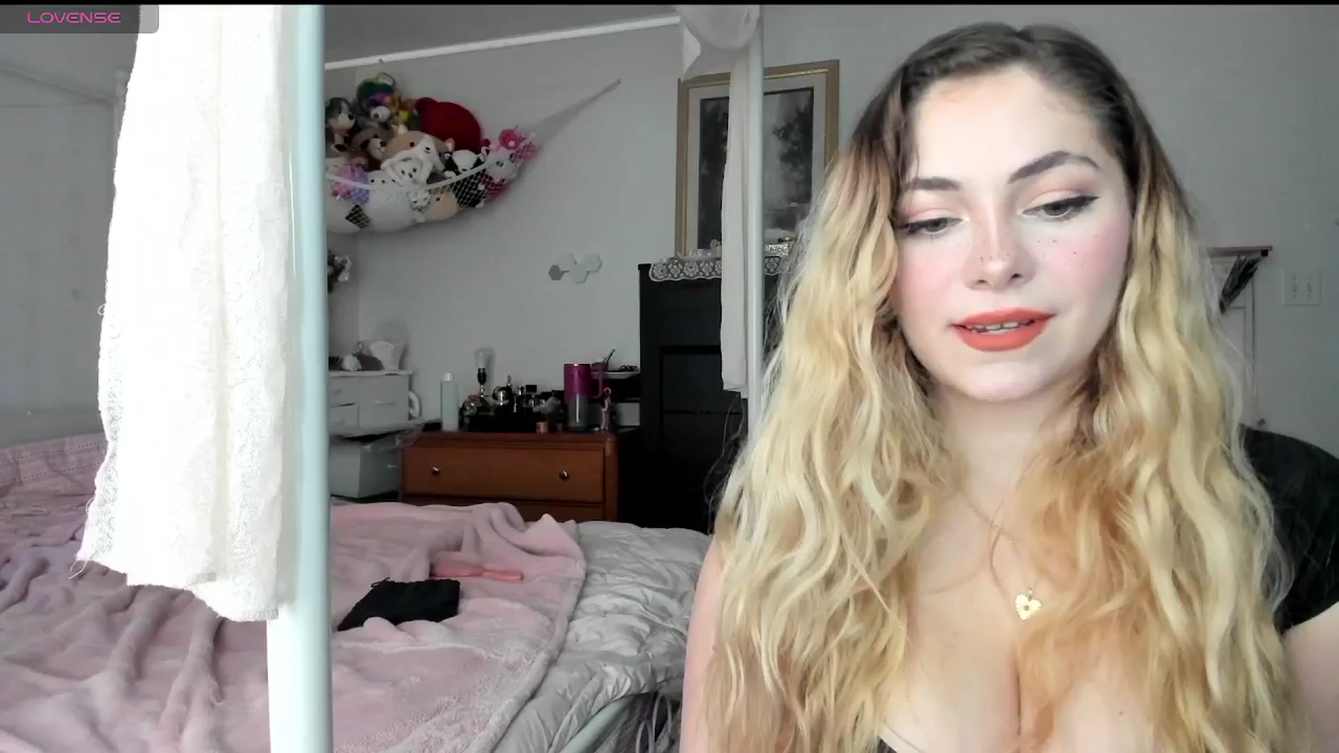 Gallery image thumbnail from lolypopbubble's myfreecams stream on, 03/05/2025, 20:32 image 12 of 20