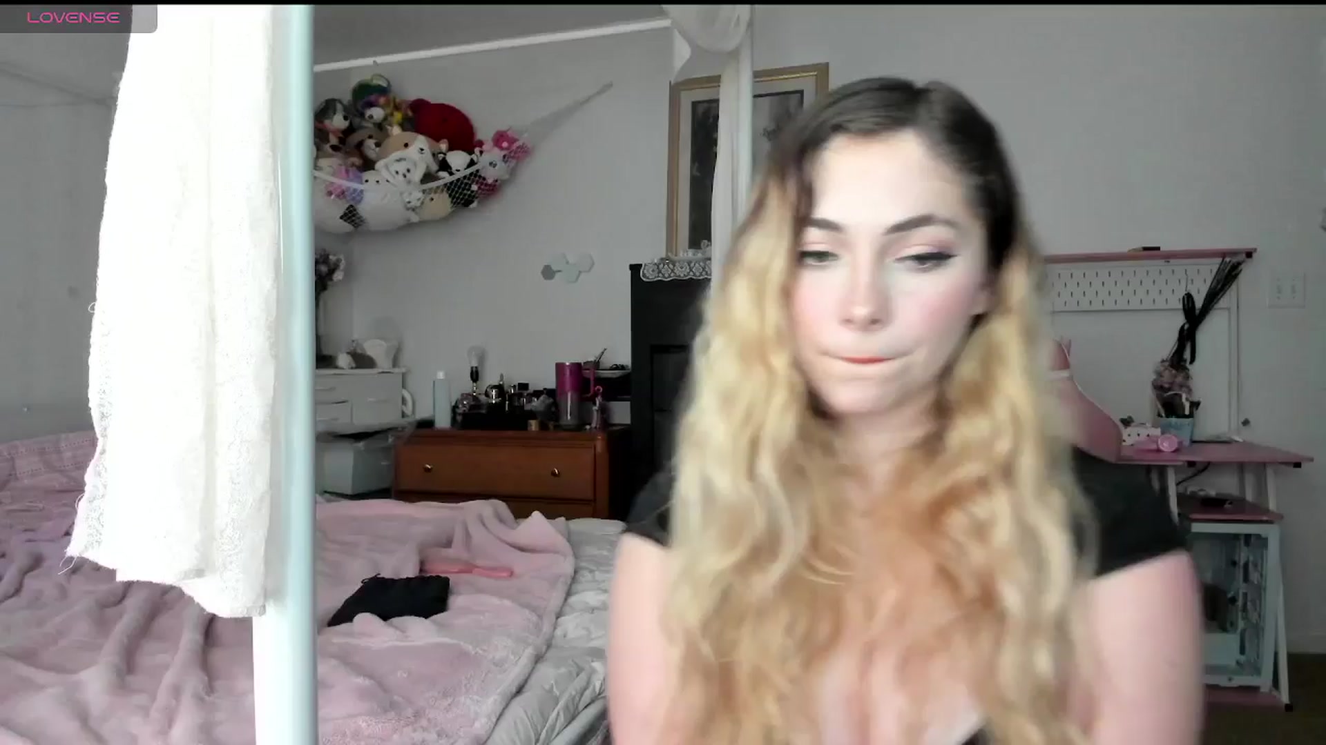 Gallery image thumbnail from lolypopbubble's myfreecams stream on, 03/05/2025, 20:32 image 17 of 20