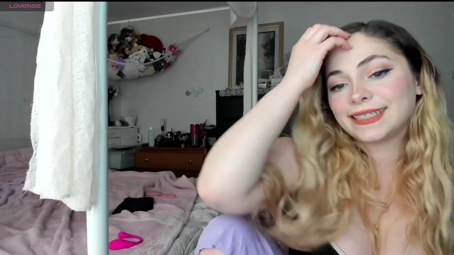 Gallery image thumbnail from lolypopbubble's myfreecams stream on, 03/05/2025, 20:32 image 16 of 20