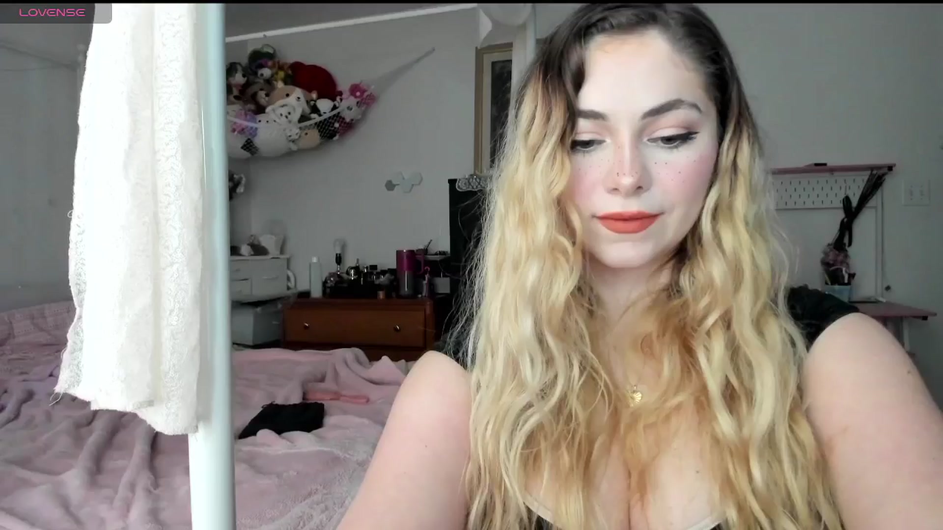 Gallery image thumbnail from lolypopbubble's myfreecams stream on, 03/05/2025, 20:32 image 11 of 20