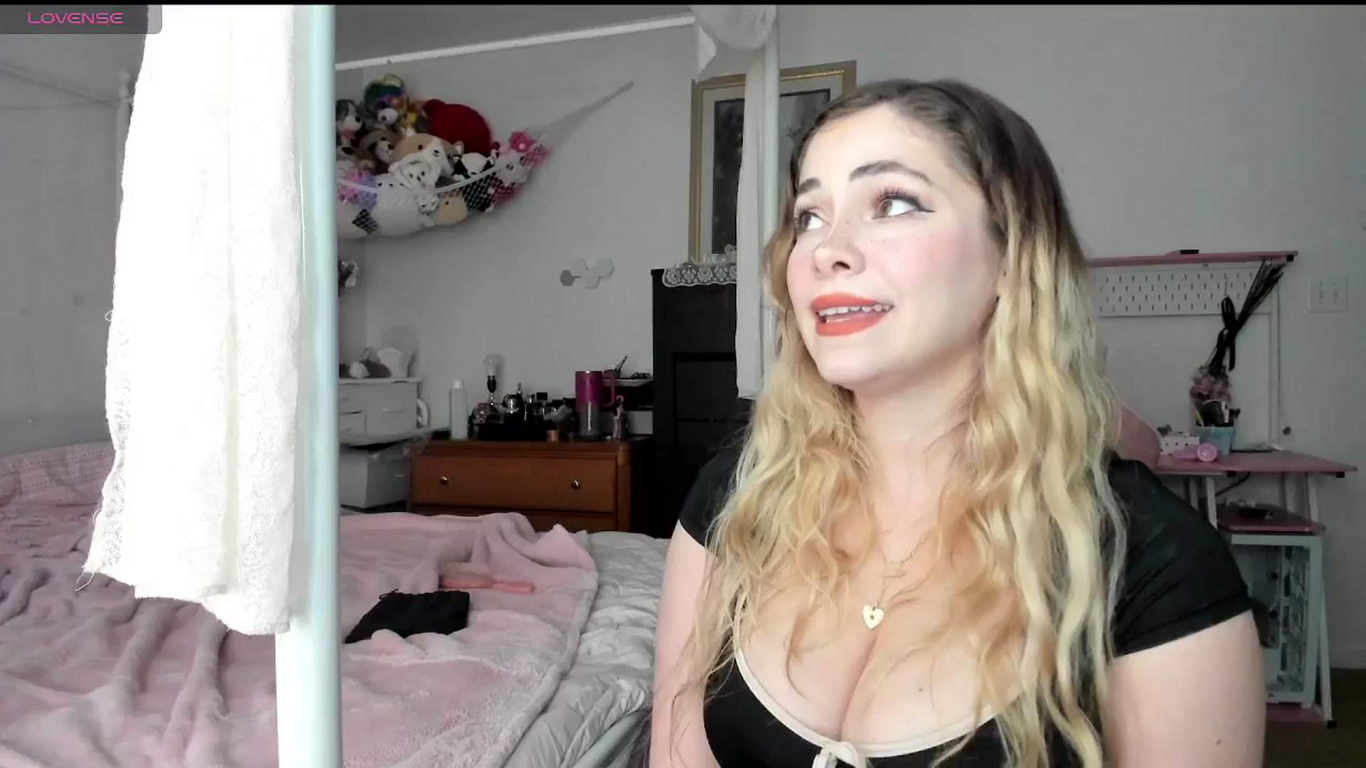 Gallery image thumbnail from lolypopbubble's myfreecams stream on, 03/05/2025, 20:32 image 14 of 20