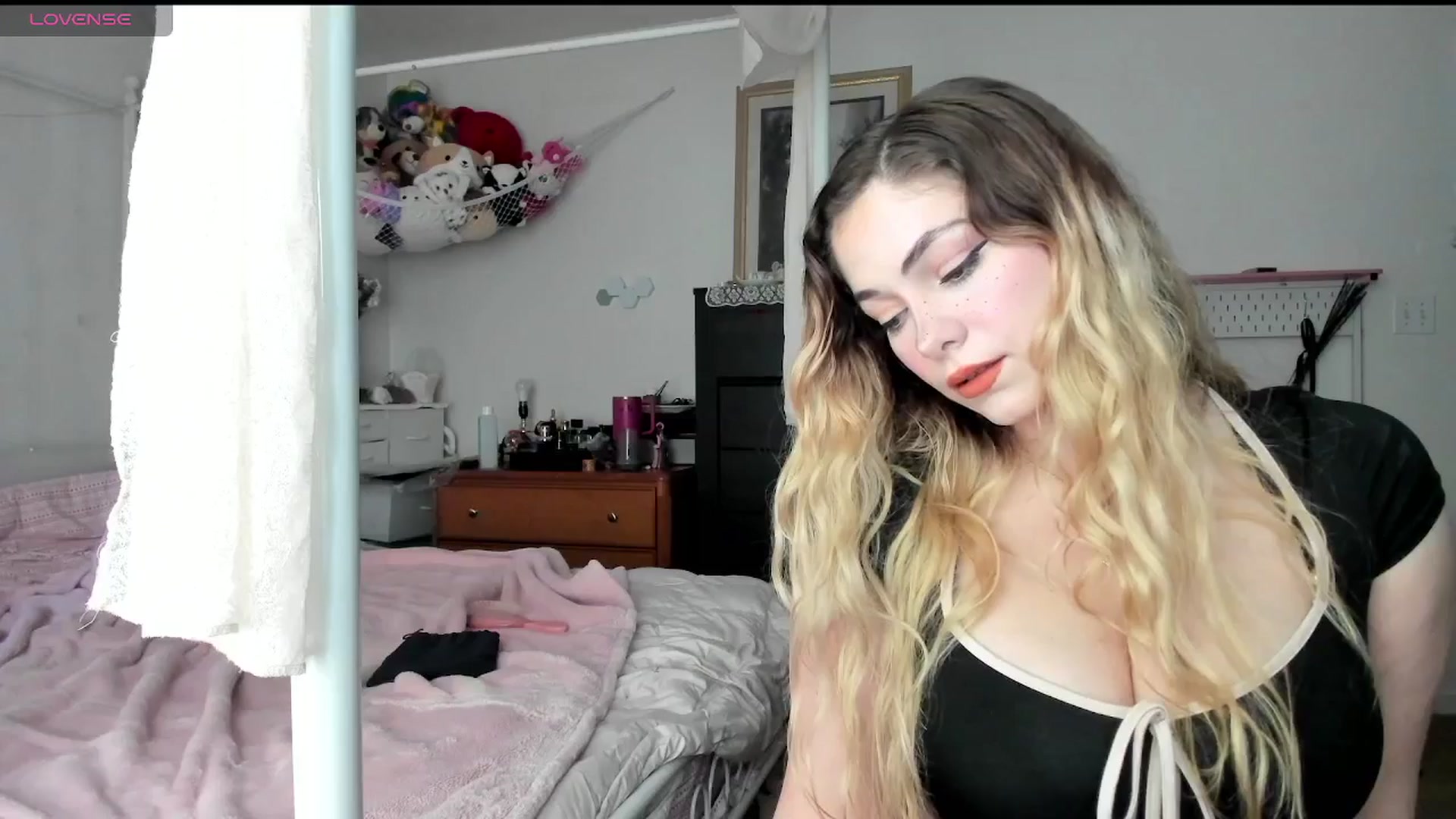 Gallery image thumbnail from lolypopbubble's myfreecams stream on, 03/05/2025, 20:32 image 5 of 20
