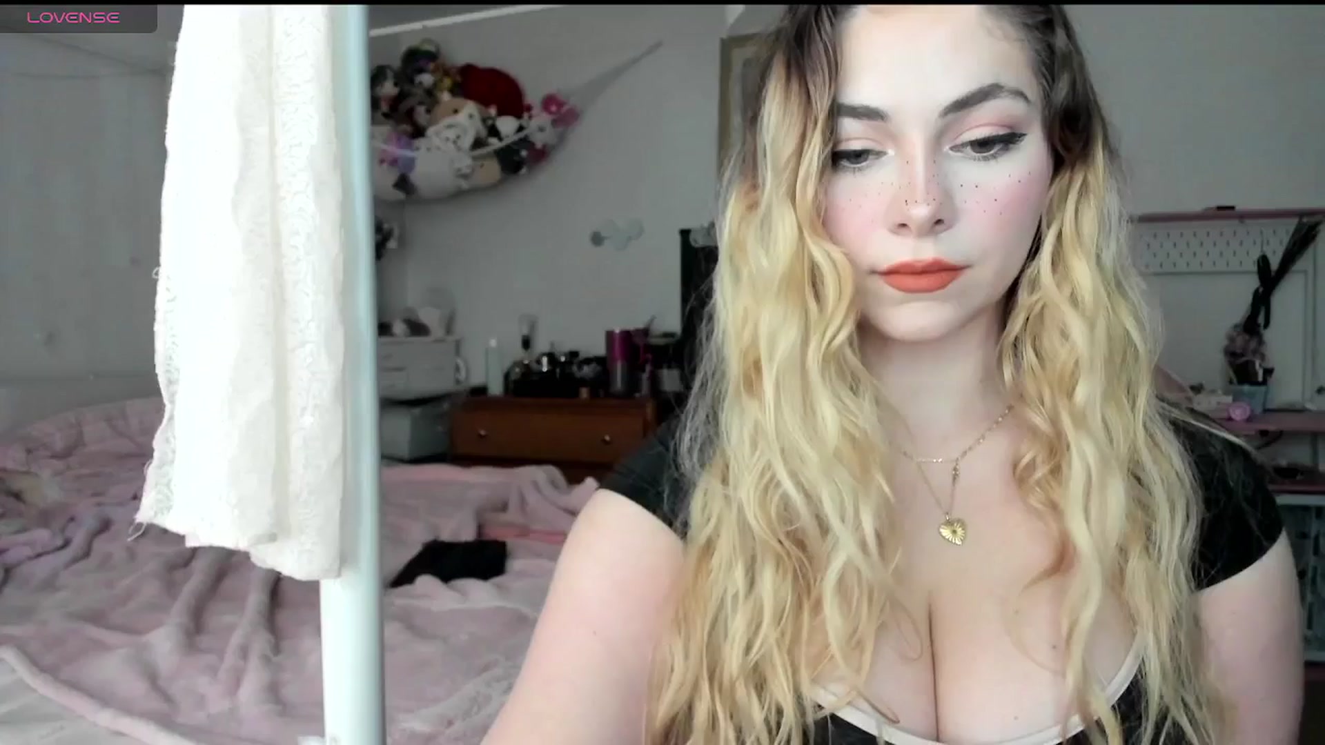 Gallery image thumbnail from lolypopbubble's myfreecams stream on, 03/05/2025, 20:32 image 3 of 20