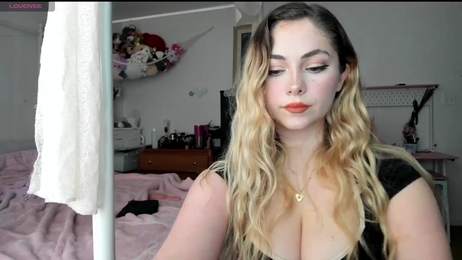 Gallery image thumbnail from lolypopbubble's myfreecams stream on, 03/05/2025, 20:32 image 6 of 20