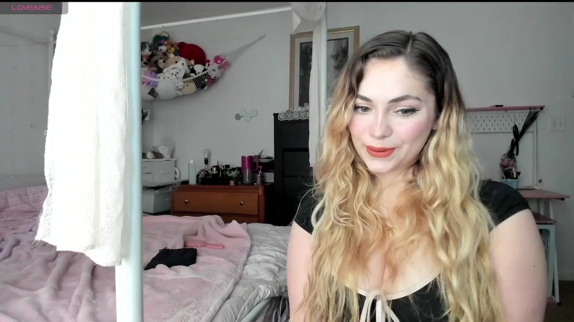Gallery image thumbnail from lolypopbubble's myfreecams stream on, 03/05/2025, 20:32 image 10 of 20