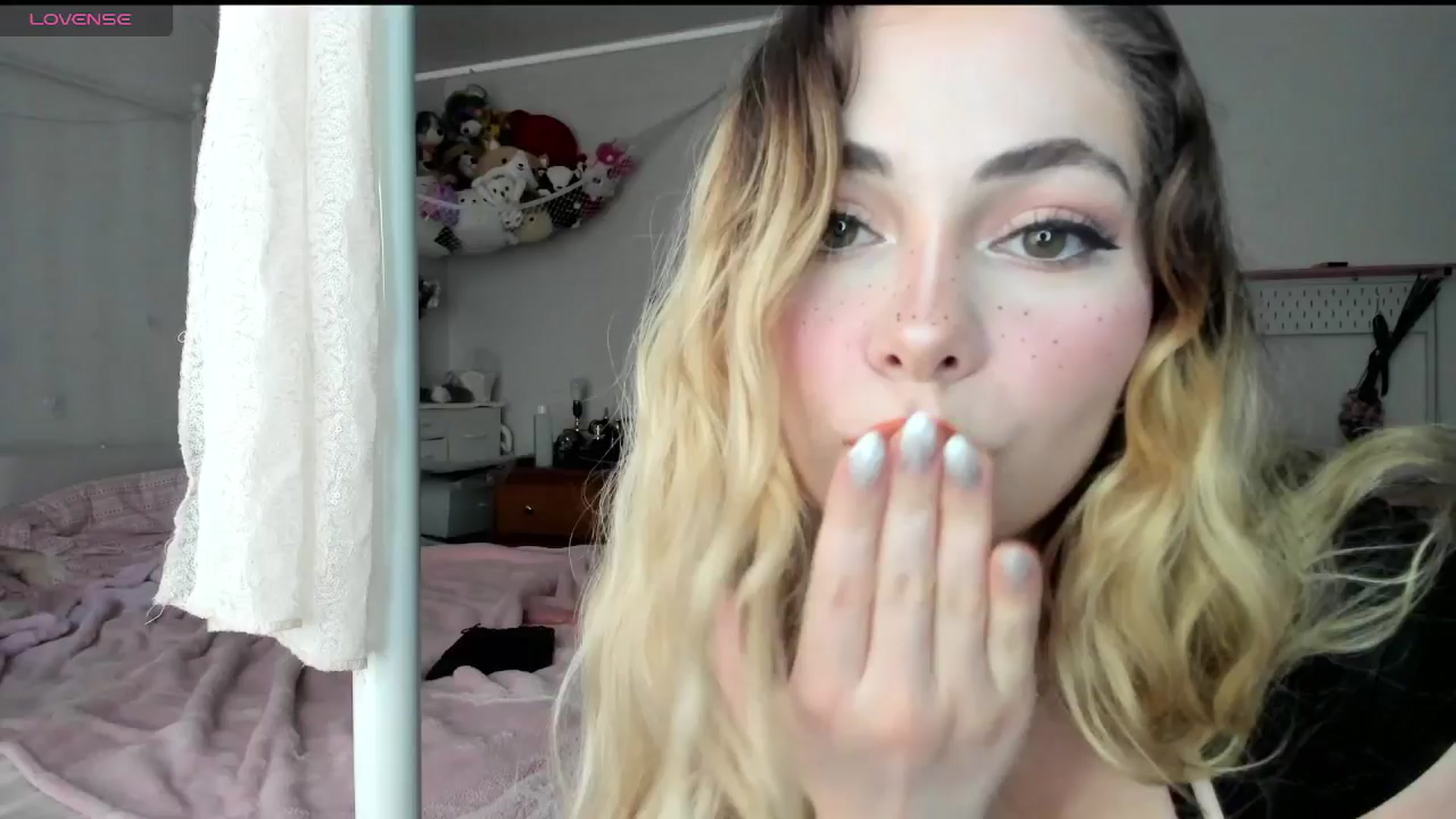 Gallery image thumbnail from lolypopbubble's myfreecams stream on, 03/05/2025, 20:32 image 4 of 20