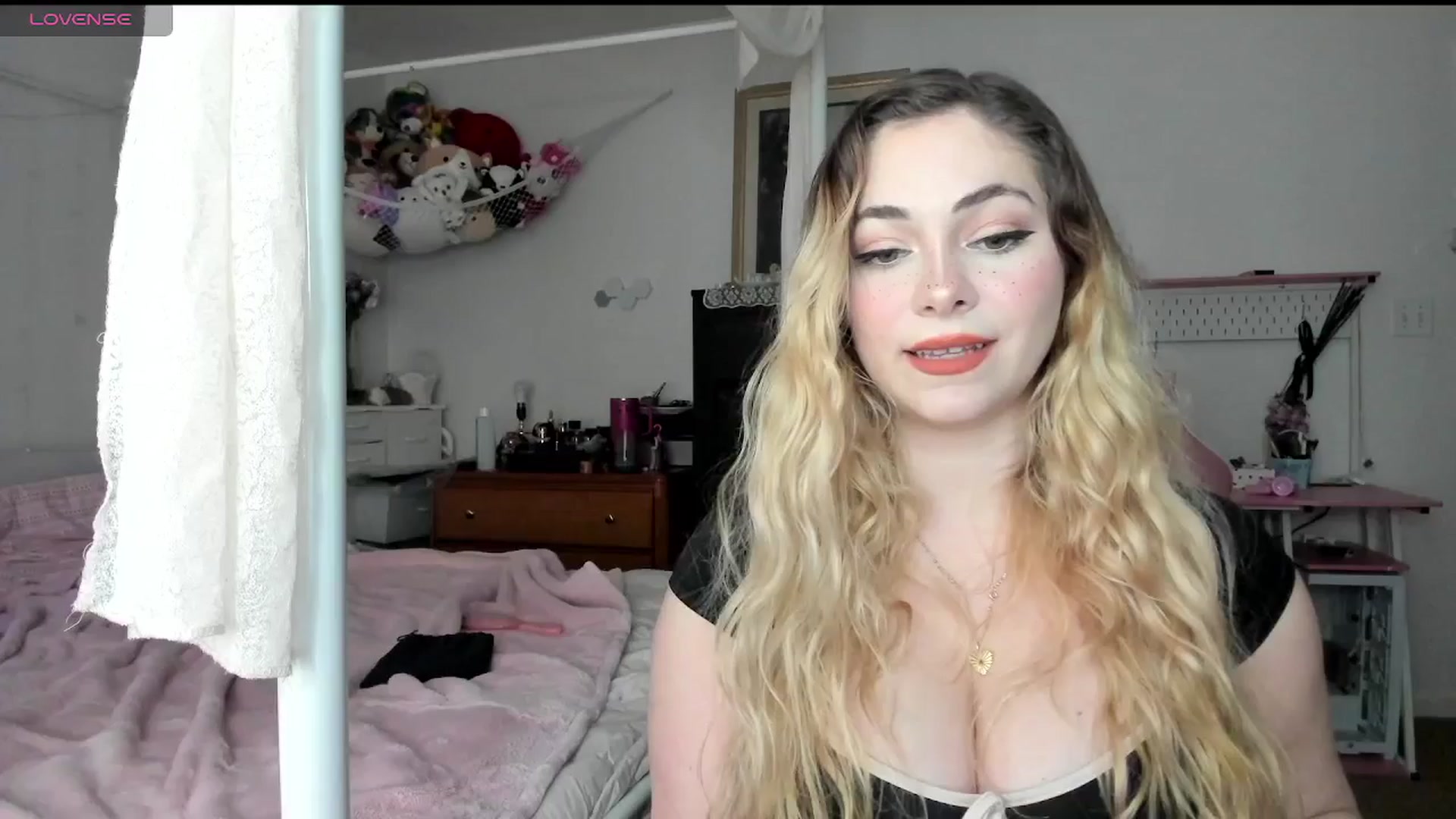 Gallery image thumbnail from lolypopbubble's myfreecams stream on, 03/05/2025, 20:32 image 20 of 20