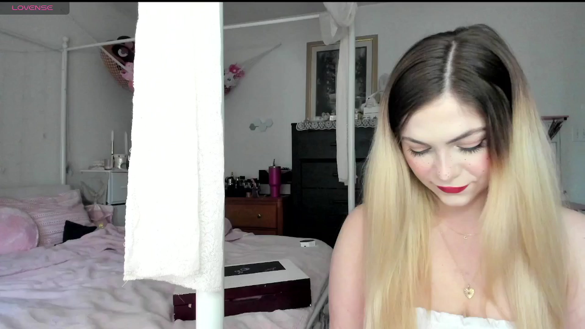 Gallery image thumbnail from lolypopbubble's myfreecams stream on, 03/06/2025, 21:36 image 1 of 20