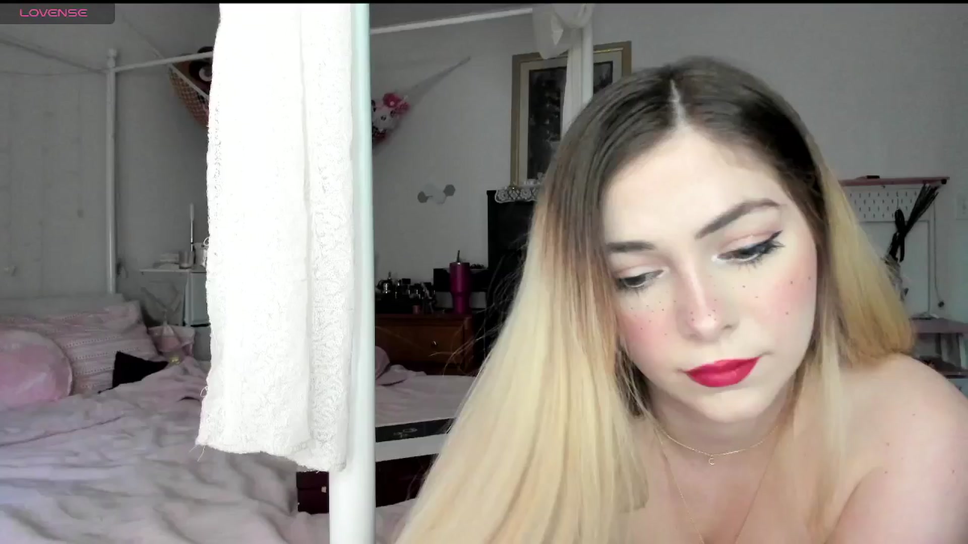 Gallery image thumbnail from lolypopbubble's myfreecams stream on, 03/06/2025, 21:36 image 11 of 20