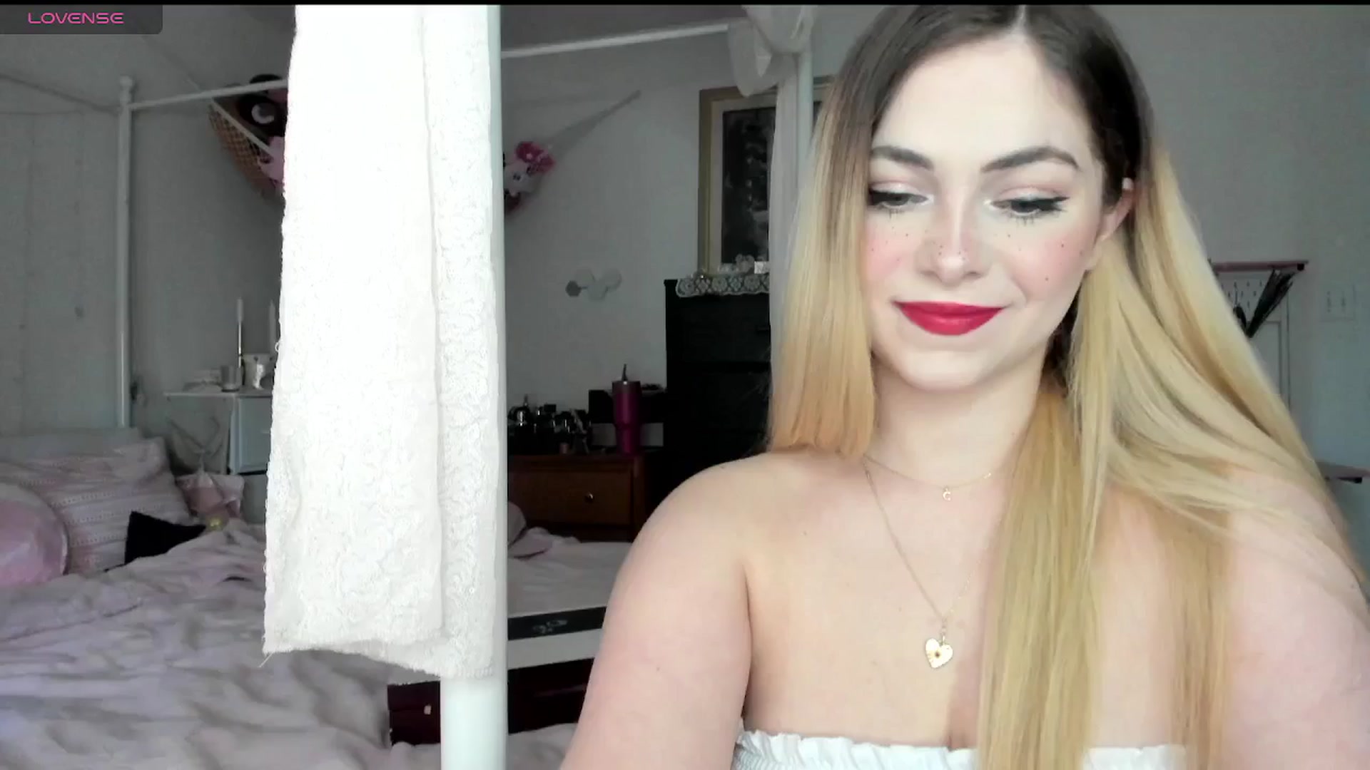Gallery image thumbnail from lolypopbubble's myfreecams stream on, 03/06/2025, 21:36 image 4 of 20
