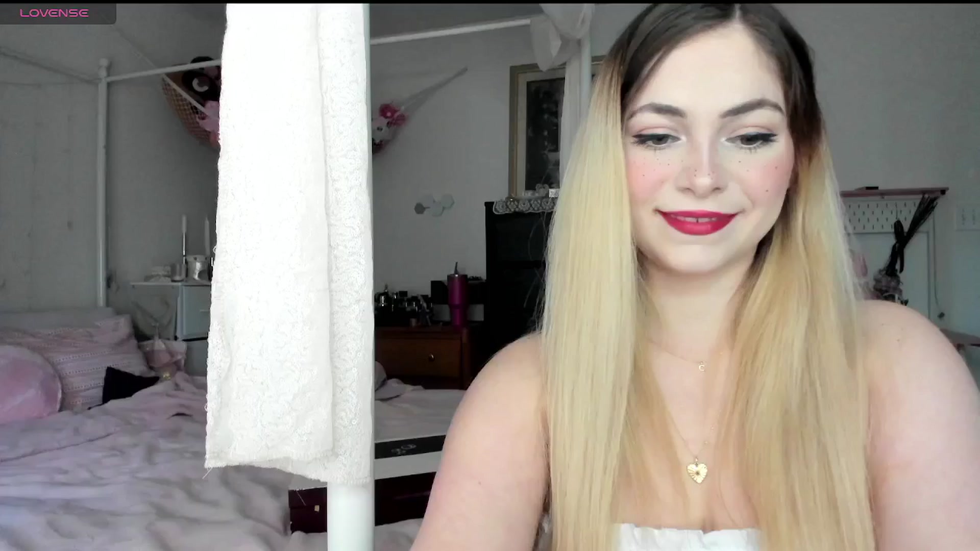 Gallery image thumbnail from lolypopbubble's myfreecams stream on, 03/06/2025, 21:36 image 2 of 20