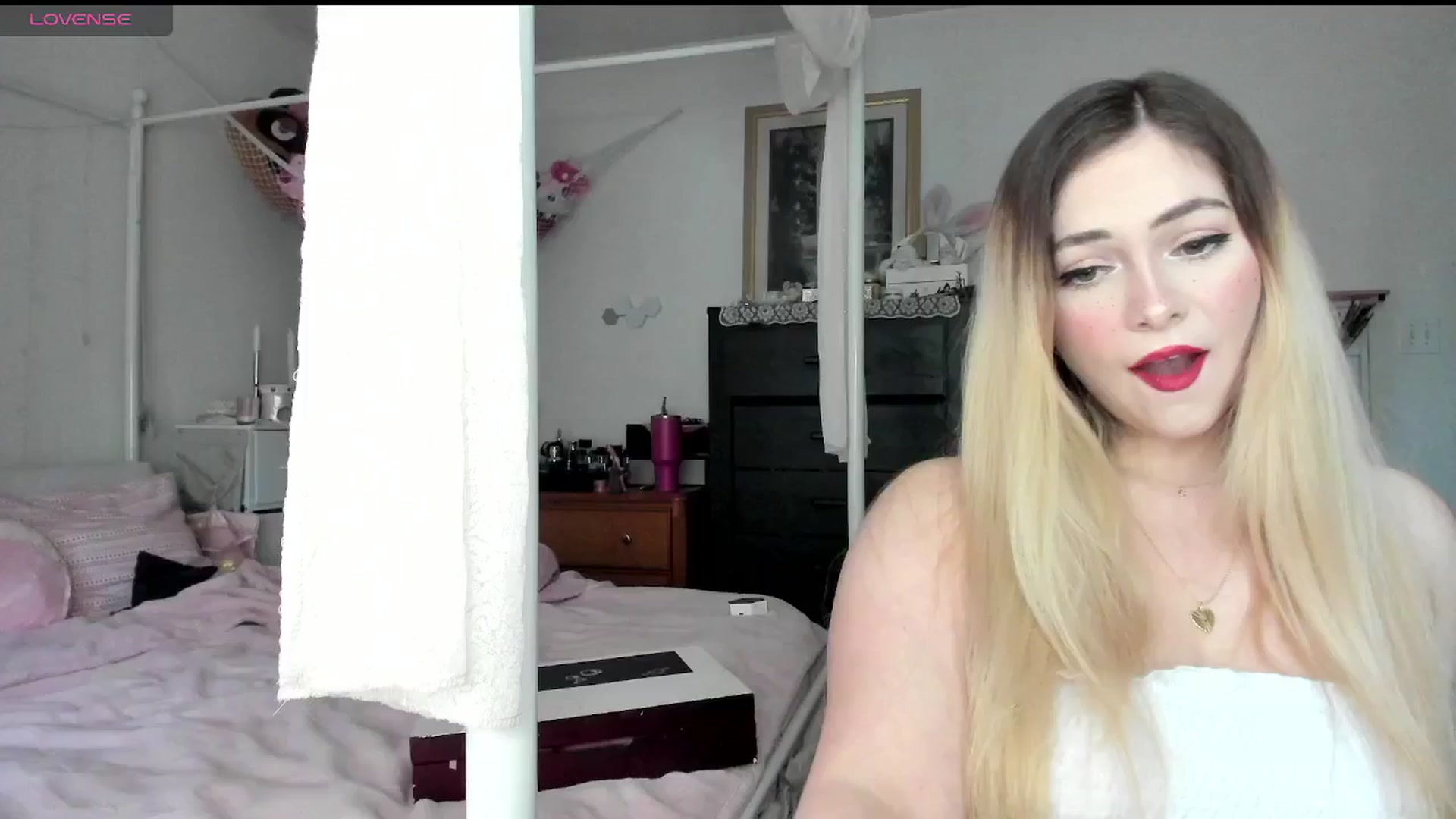 Gallery image thumbnail from lolypopbubble's myfreecams stream on, 03/06/2025, 21:36 image 3 of 20