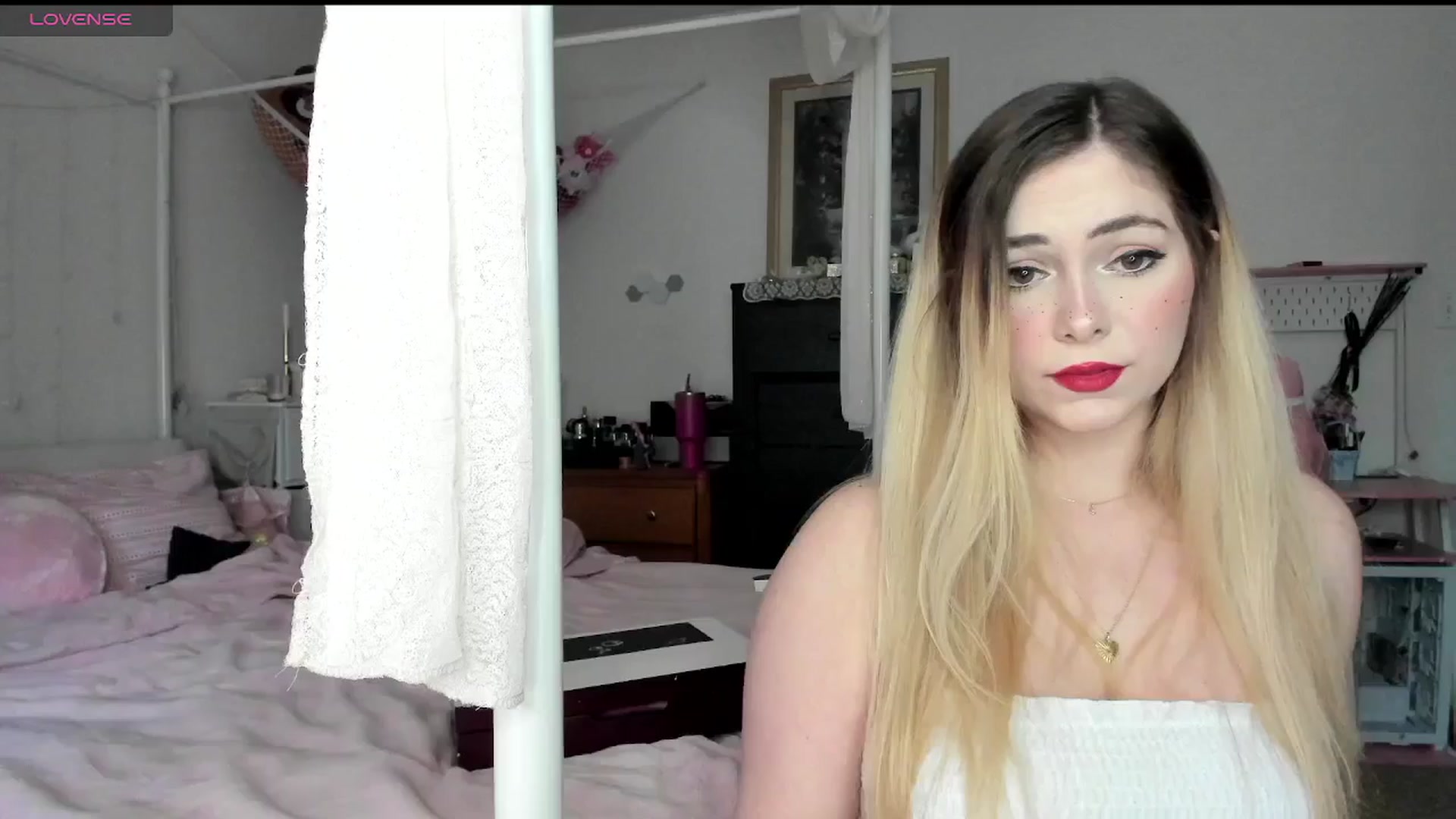 Gallery image thumbnail from lolypopbubble's myfreecams stream on, 03/06/2025, 21:36 image 13 of 20