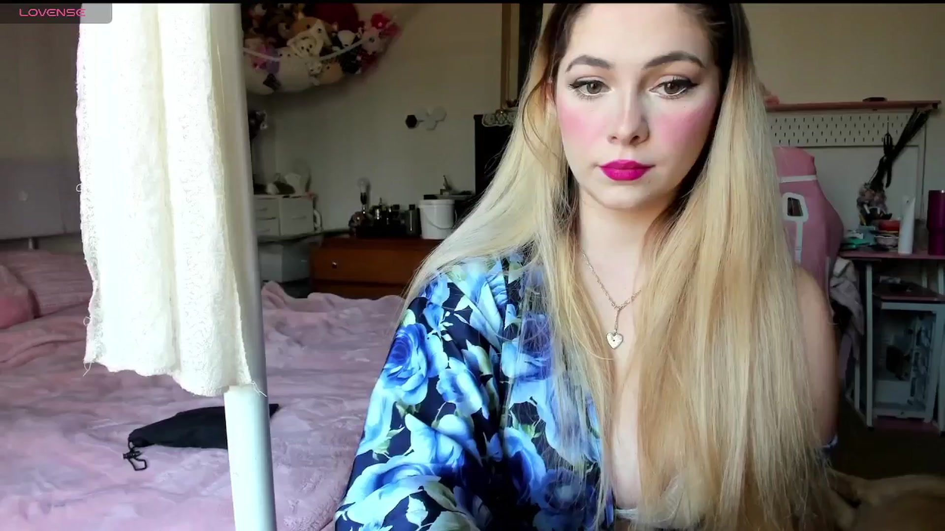 Gallery image thumbnail from lolypopbubble's myfreecams stream on, 03/10/2025, 20:08 image 4 of 20