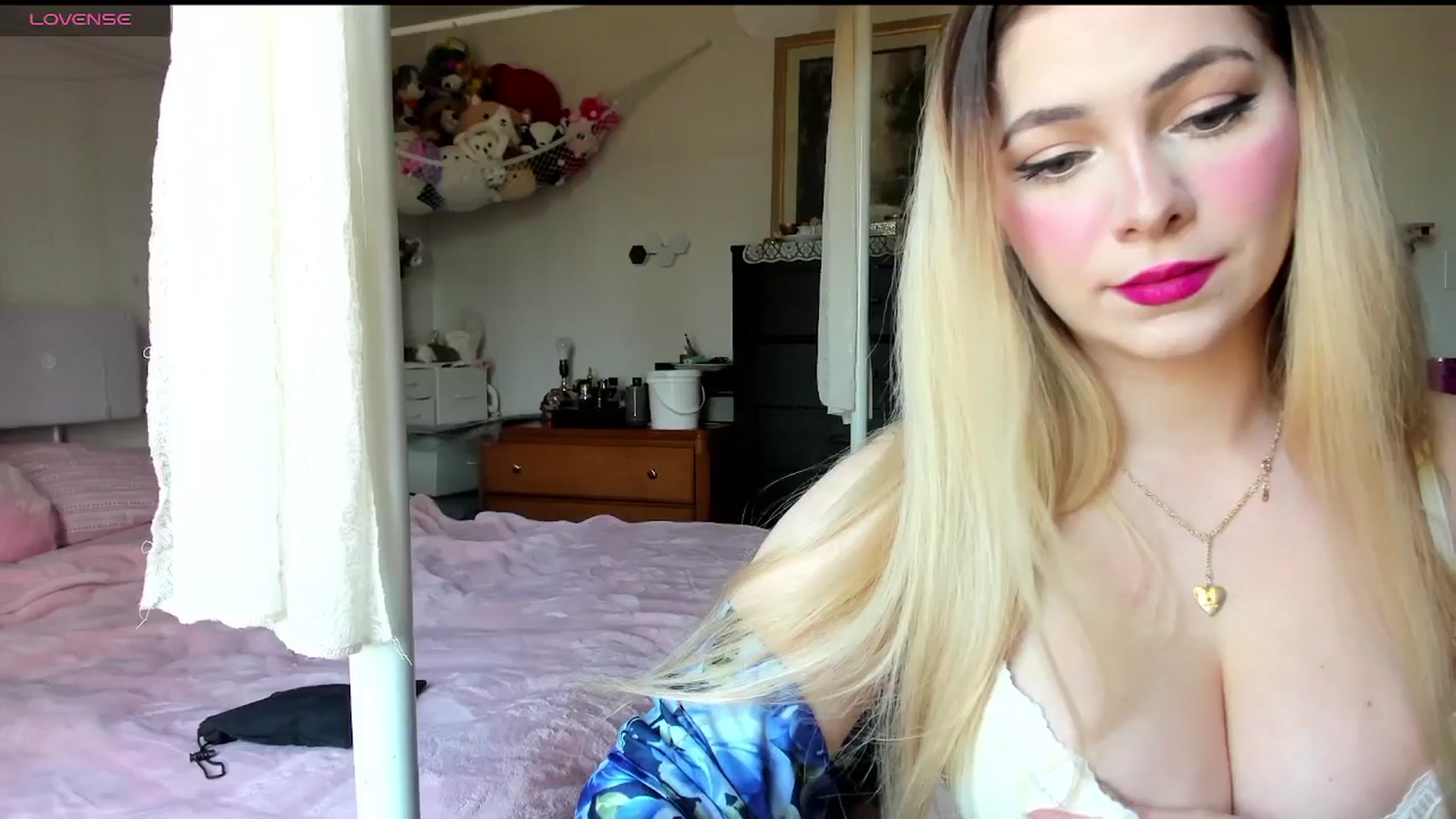Gallery image thumbnail from lolypopbubble's myfreecams stream on, 03/10/2025, 20:08 image 6 of 20