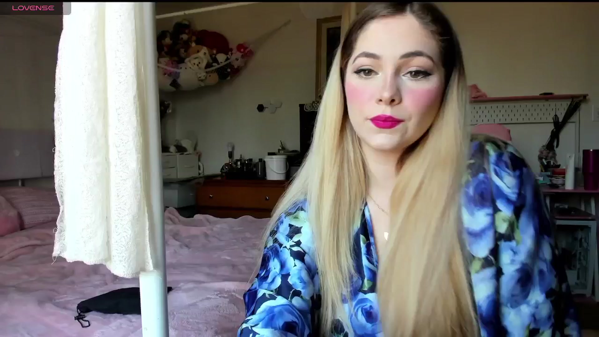 Gallery image thumbnail from lolypopbubble's myfreecams stream on, 03/10/2025, 20:08 image 3 of 20