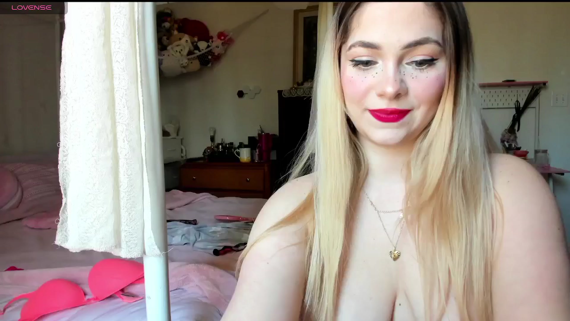 Gallery image thumbnail from lolypopbubble's myfreecams stream on, 03/11/2025, 18:34 image 15 of 20