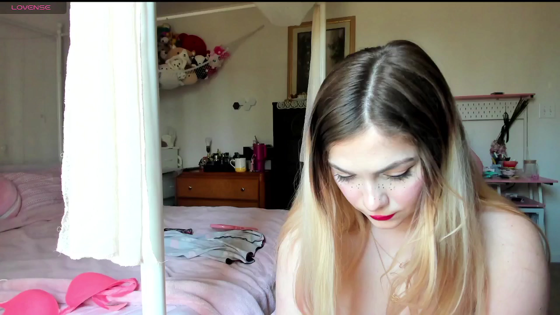Gallery image thumbnail from lolypopbubble's myfreecams stream on, 03/11/2025, 19:37 image 15 of 20