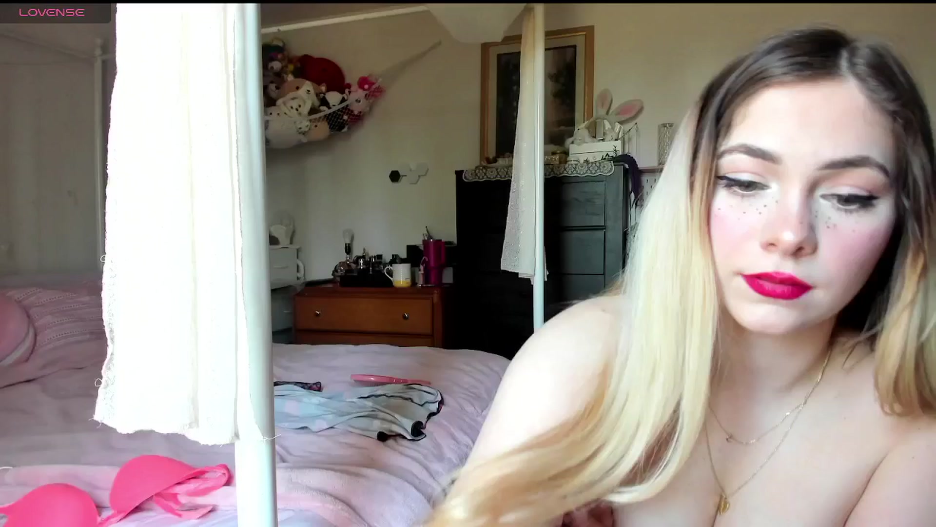 Gallery image thumbnail from lolypopbubble's myfreecams stream on, 03/11/2025, 19:37 image 12 of 20