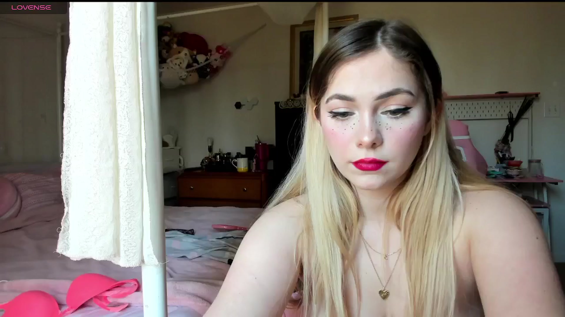 Gallery image thumbnail from lolypopbubble's myfreecams stream on, 03/11/2025, 19:37 image 16 of 20
