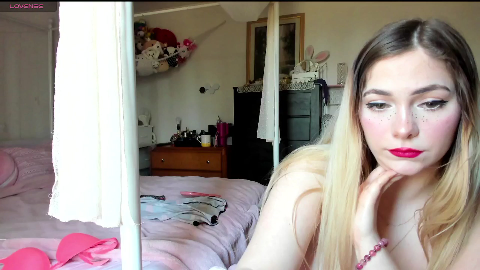 Gallery image thumbnail from lolypopbubble's myfreecams stream on, 03/11/2025, 19:37 image 13 of 20