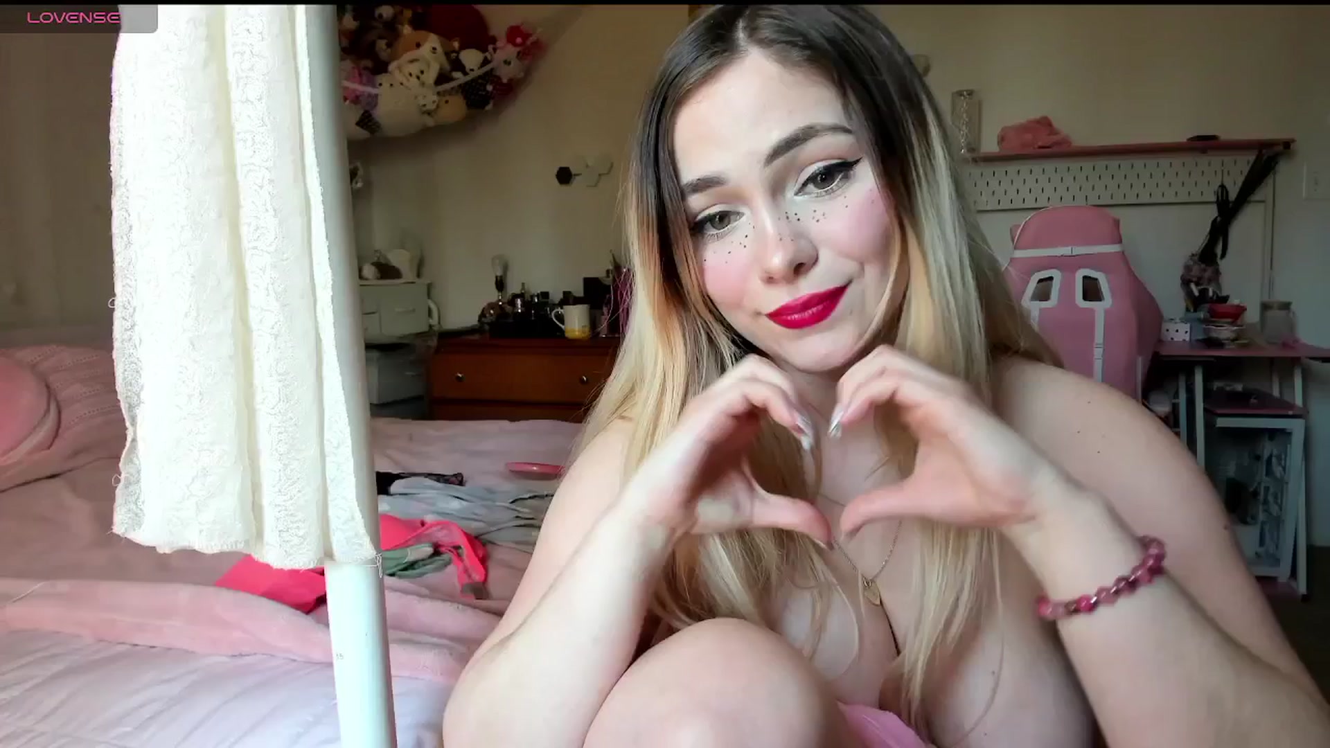 Gallery image thumbnail from lolypopbubble's myfreecams stream on, 03/11/2025, 20:59 image 19 of 20