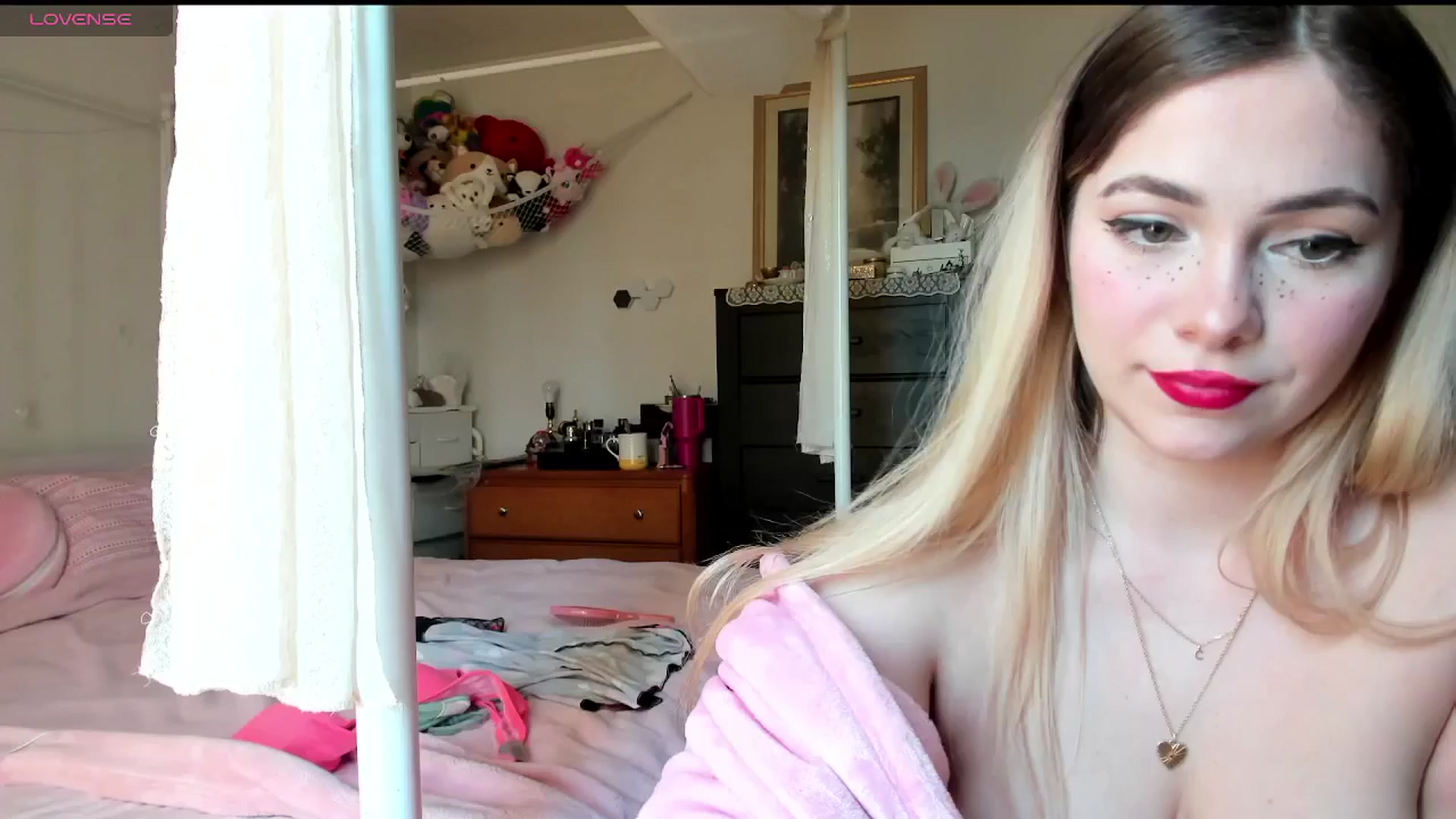 Gallery image thumbnail from lolypopbubble's myfreecams stream on, 03/11/2025, 20:59 image 3 of 20