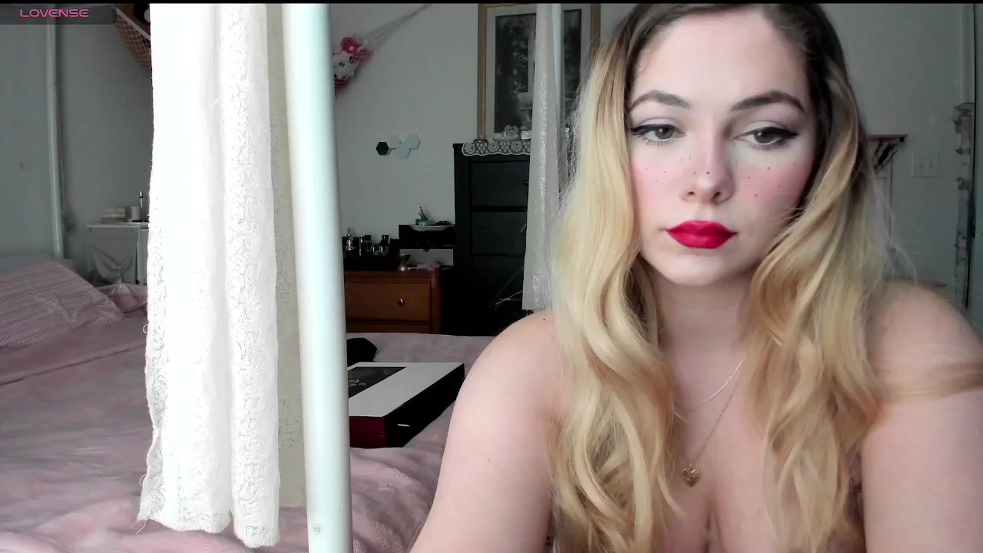 Gallery image thumbnail from lolypopbubble's myfreecams stream on, 03/19/2025, 20:13 image 2 of 20