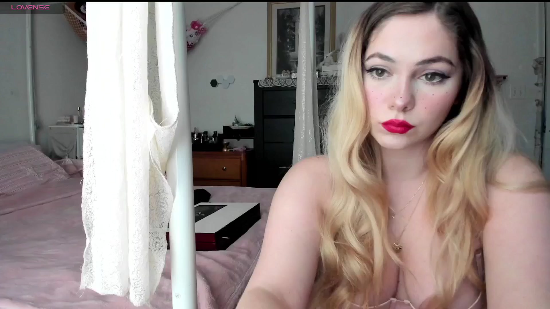 Gallery image thumbnail from lolypopbubble's myfreecams stream on, 03/19/2025, 20:13 image 1 of 20