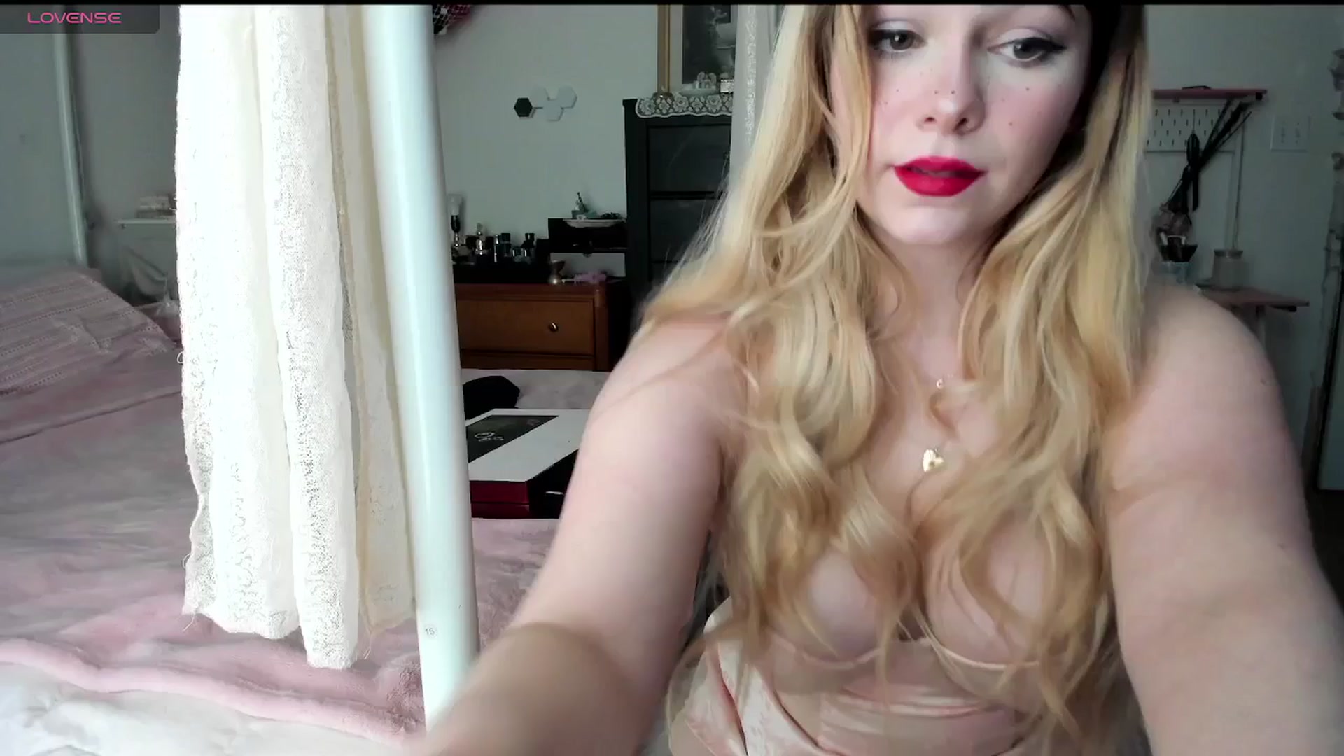 Gallery image thumbnail from lolypopbubble's myfreecams stream on, 03/19/2025, 20:58 image 4 of 20